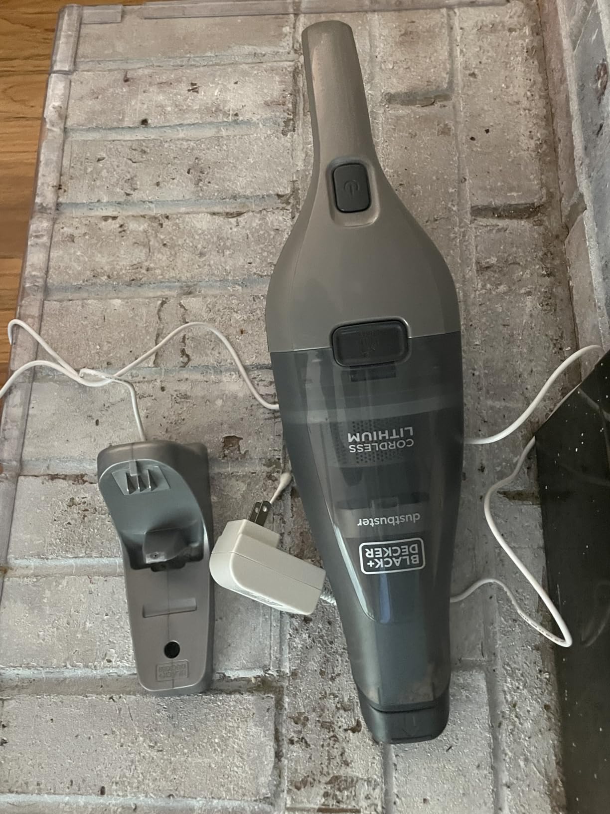 BLACK+DECKER dustbuster Handheld Vacuum, 8V Cordless, Hand Vacuum for Quick Cleanup with Crevice Tool and Washable Filter (HNVC220BCZ01) - Customer Photo 1