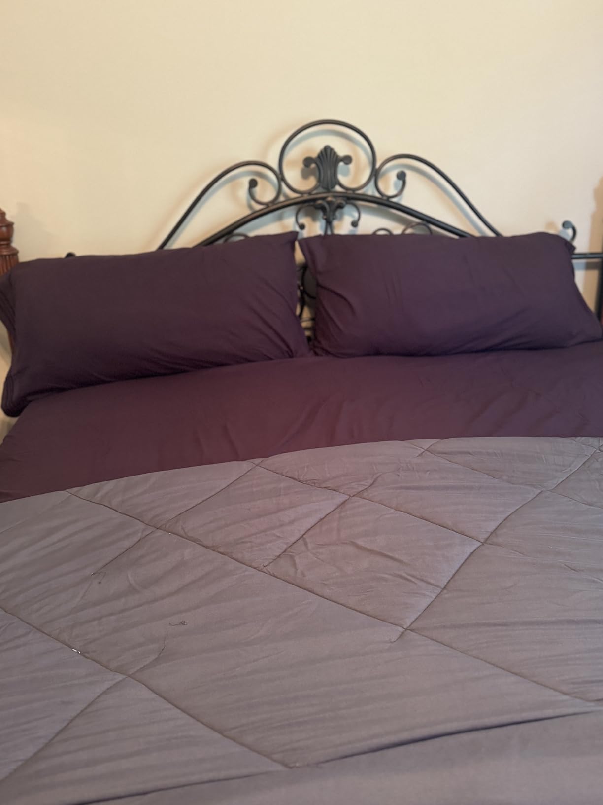 Elegant Comfort Luxurious 1500 Premium Hotel Quality Microfiber Three Line Embroidered Softest 4-Piece Bed Sheet Set, Wrinkle and Fade Resistant, Queen, Black Customer Review Elegant Comfort Luxurious 1500 Premium Hotel Quality Microfiber Three Line Embroidered Softest 4-Piece Bed Sheet Set, Wrinkle and Fade Resistant, Queen, Black - Customer Photo 4