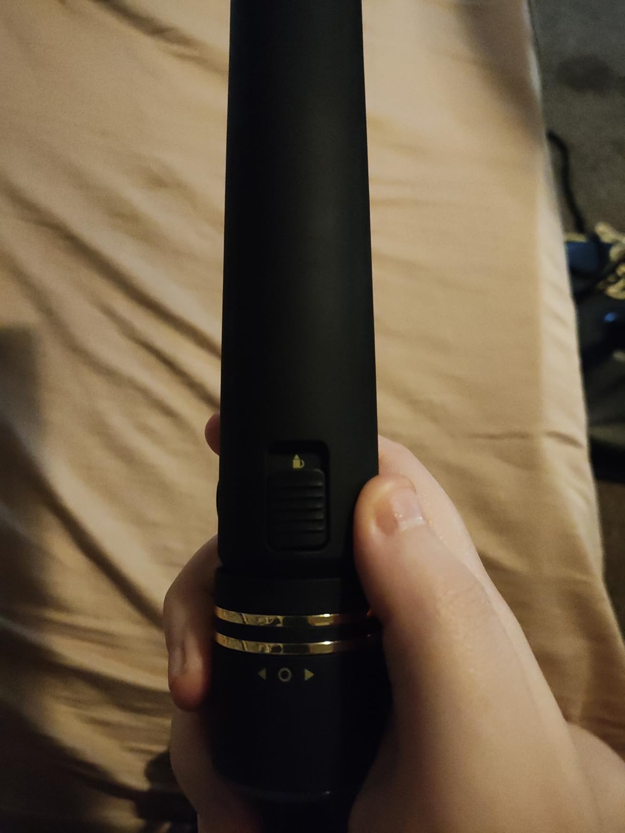 HOT TOOLS Pro Artist Black Gold Ionic 1 1/4 Inch Flat Iron - Use as Straightener for Sleek Straight Hair or Use Rounded Edges for Shiny Curls and Waves, Stylist-Preferred Styles - Customer Photo 2