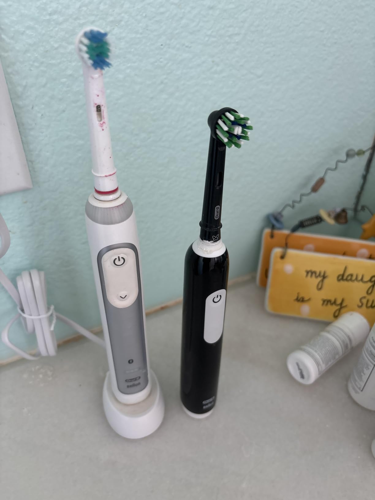Oral-B Pro 1000 CrossAction Electric Toothbrush, Black and White, 2 Count Customer Review Oral-B Pro 1000 CrossAction Electric Toothbrush, Black and White, 2 Count - Customer Photo 2