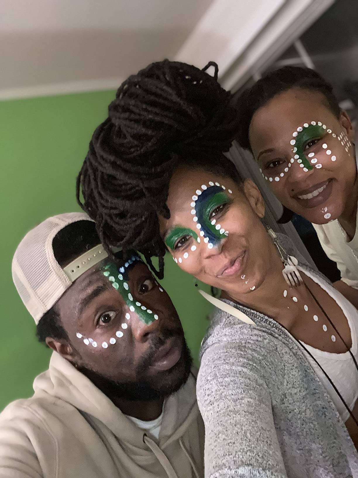 Valera 70in Green Screen Backdrop with Stand for Streaming, Ultra Portable 2 Min Setup, Portrait & Landscape, Tripod & Wall Mount, for Tiktok Zoom Video Meetings & More, +1k Free Backgrounds Included Customer Review Valera 70in Green Screen Backdrop with Stand for Streaming, Ultra Portable 2 Min Setup, Portrait & Landscape, Tripod & Wall Mount, for Tiktok Zoom Video Meetings & More, +1k Free Backgrounds Included - Customer Photo 5