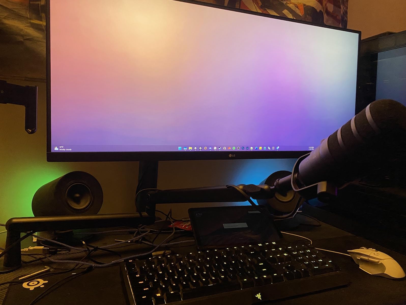 RØDE PodMic Cardioid Dynamic Broadcast Microphone with Integrated Swing Mount for Podcasting, Streaming, Gaming, and Voice Recording, Black customer photo 1