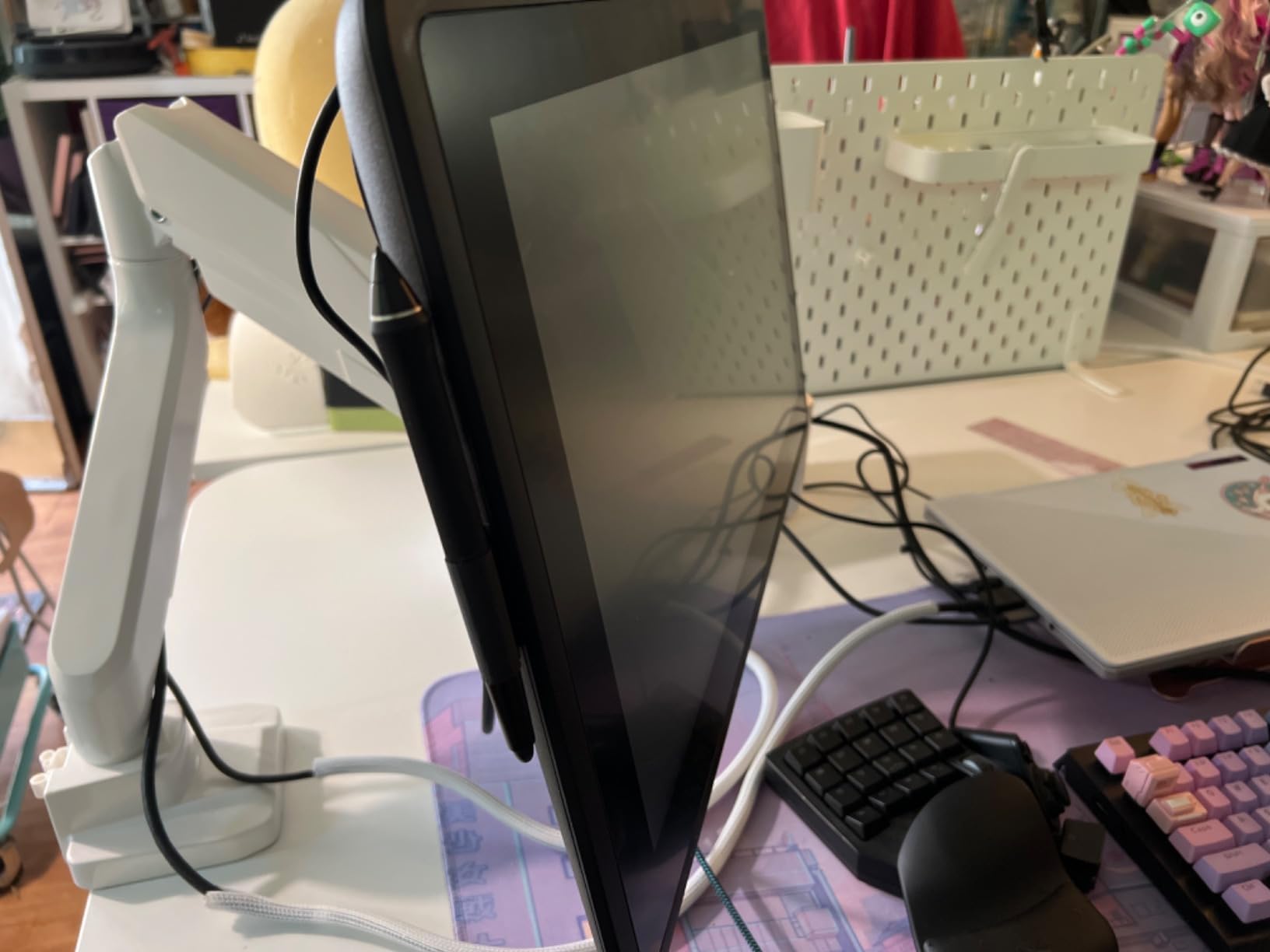 WALI Ultrawide Monitor Arm for 13 to 49 Inch Heavy Duty Curved Screens, Holds 33 Lbs, Adjustable Gas Spring Single Monitor Desk Mount with C-Clamp, Grommet Base, 75x75/100x100 VESA, (GSM001XL), Black - Customer Photo 1