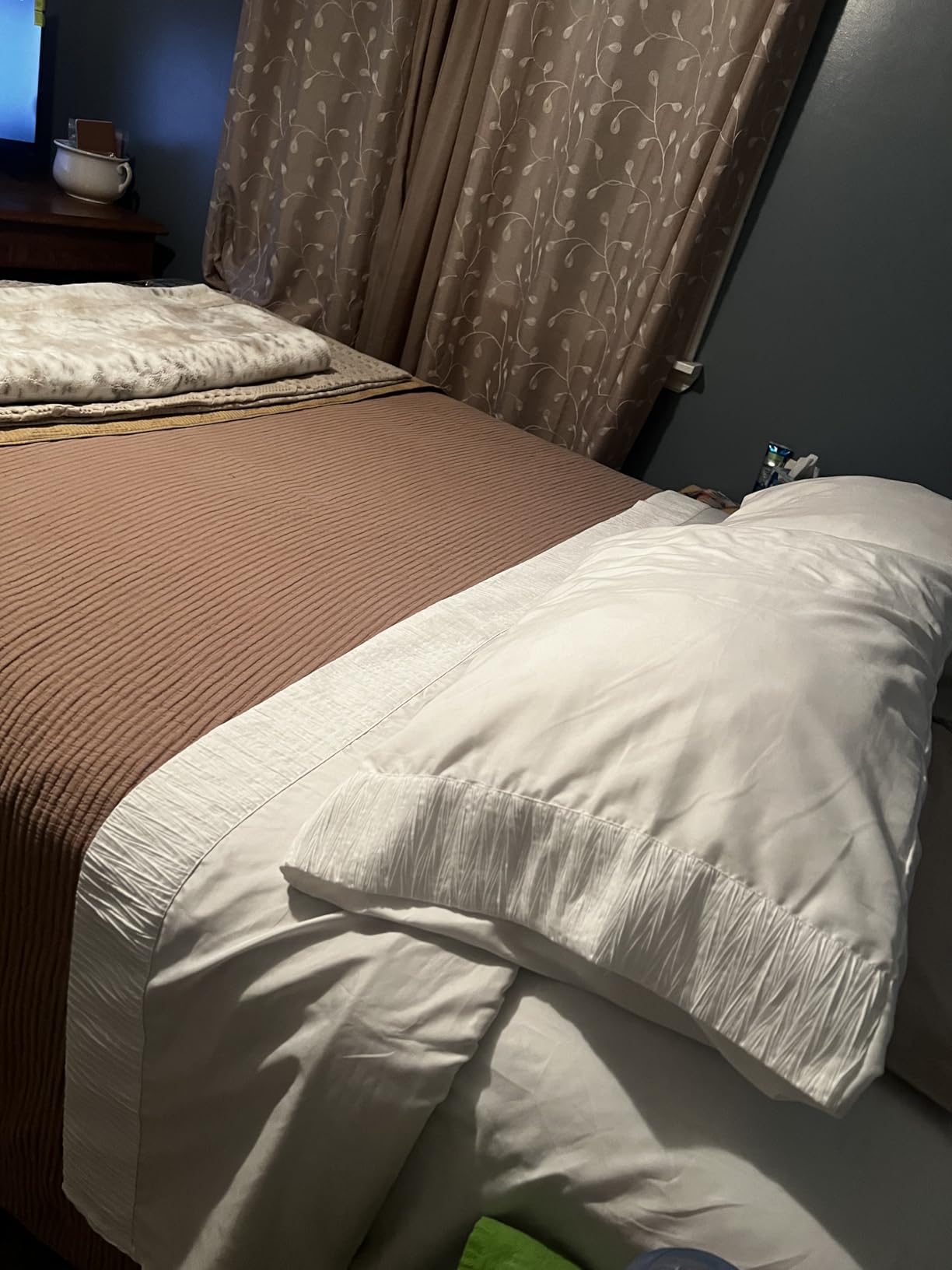 Bedsure Queen Sheet Set - 4 Pieces Soft Queen Size Sheets - Breathable & Cooling - Hotel Luxury - Easy Care Polyester Microfiber Bedding for Women, Men, Dark Grey Customer Review Bedsure Queen Sheet Set - 4 Pieces Soft Queen Size Sheets - Breathable & Cooling - Hotel Luxury - Easy Care Polyester Microfiber Bedding for Women, Men, Dark Grey - Customer Photo 2