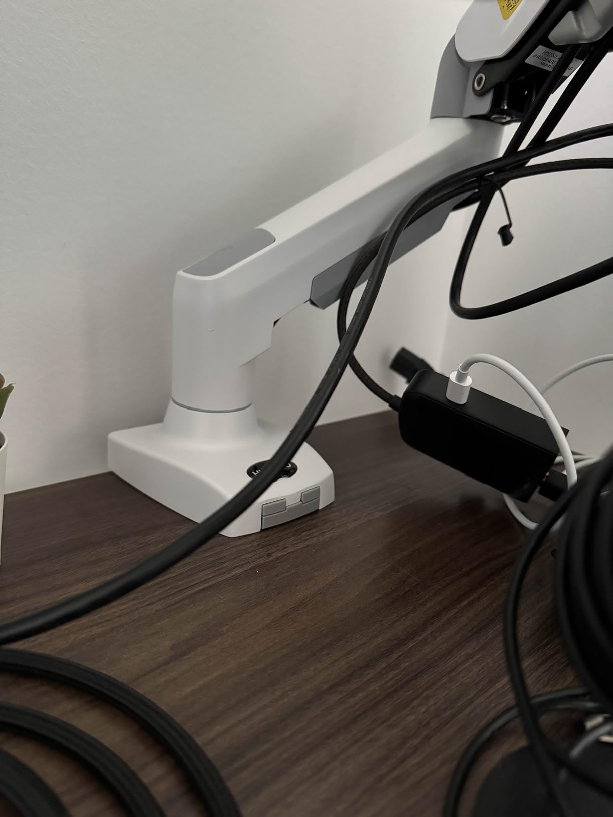 HUANUO Single Monitor Mount, 13 to 32 Inch Monitor Arm, Adjustable Monitor Stand, Vesa Mount with Clamp and Grommet Base - Fits 4.4 to 19.8lbs LCD Computer Monitors - Customer Photo 4