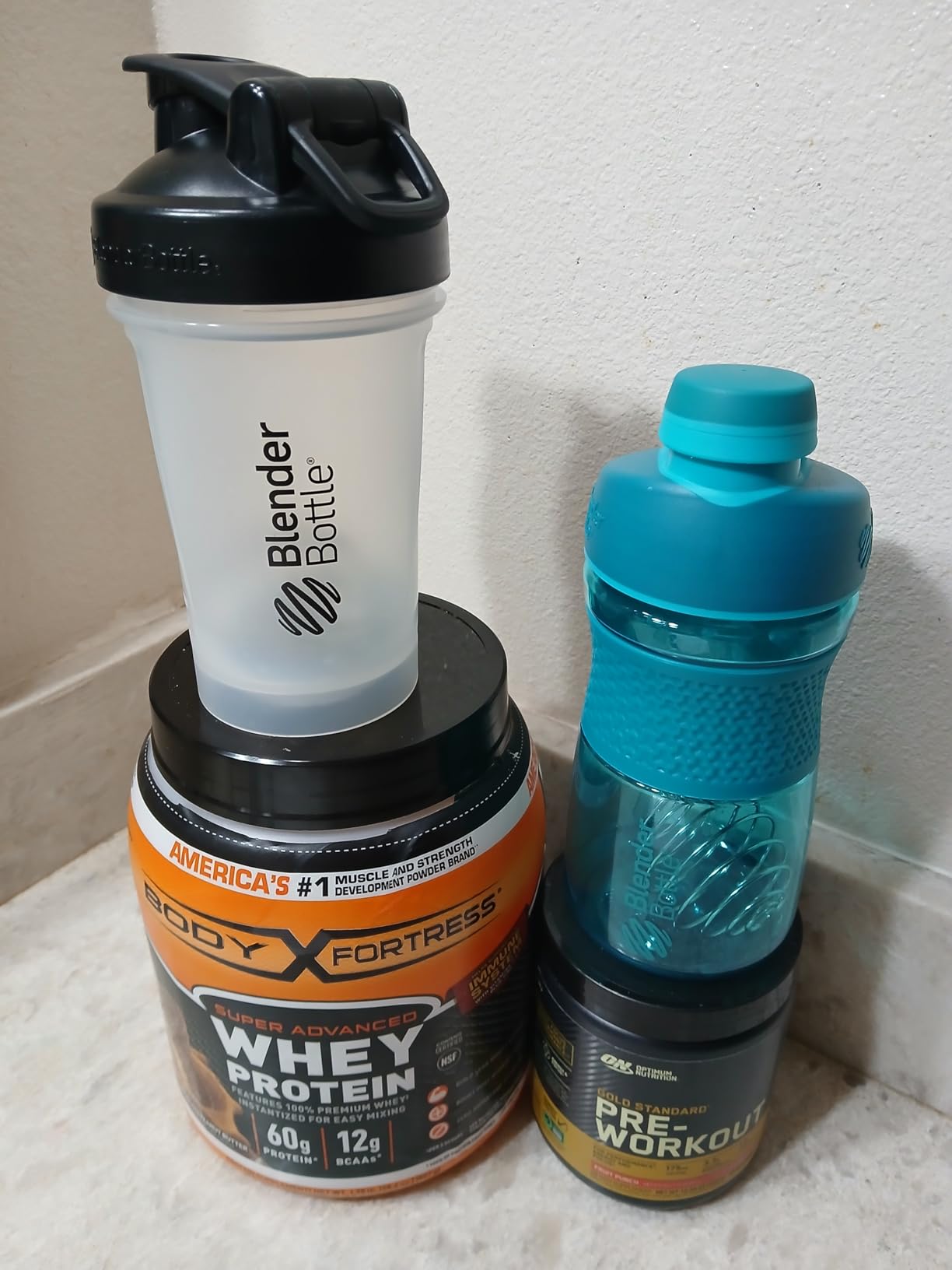 BlenderBottle Classic V2 Shaker Bottle Perfect for Protein Shakes and Pre Workout, 28-Ounce, Clear/Black - Customer Photo 2