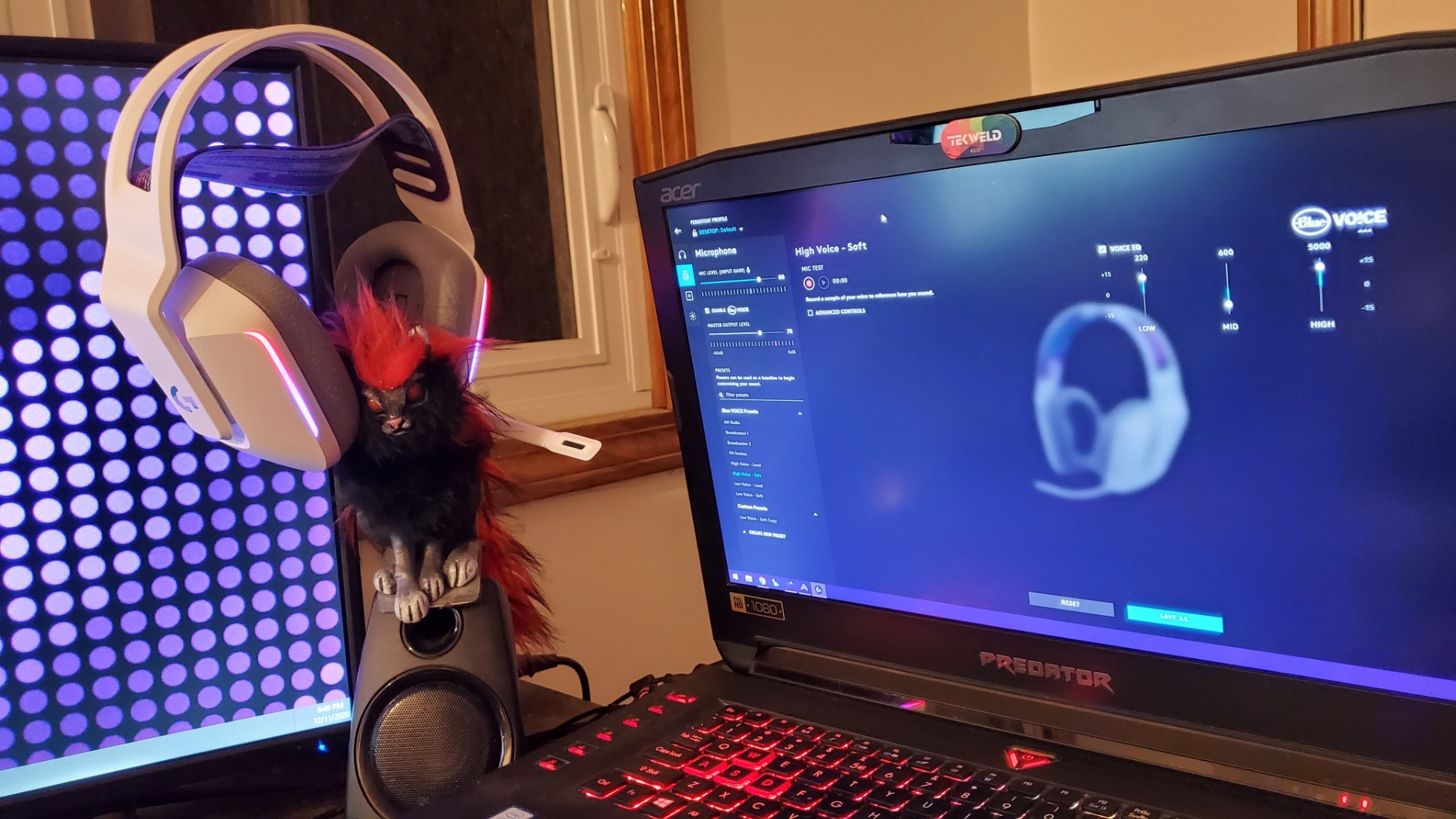 Logitech G733 Lightspeed Wireless Gaming Headset, Suspension Headband, Lightsync RGB, Blue VO!CE Mic, PRO-G Audio - Black, Gaming Headset Wireless, PC, PS5, PS4, Switch Compatible customer photo 2