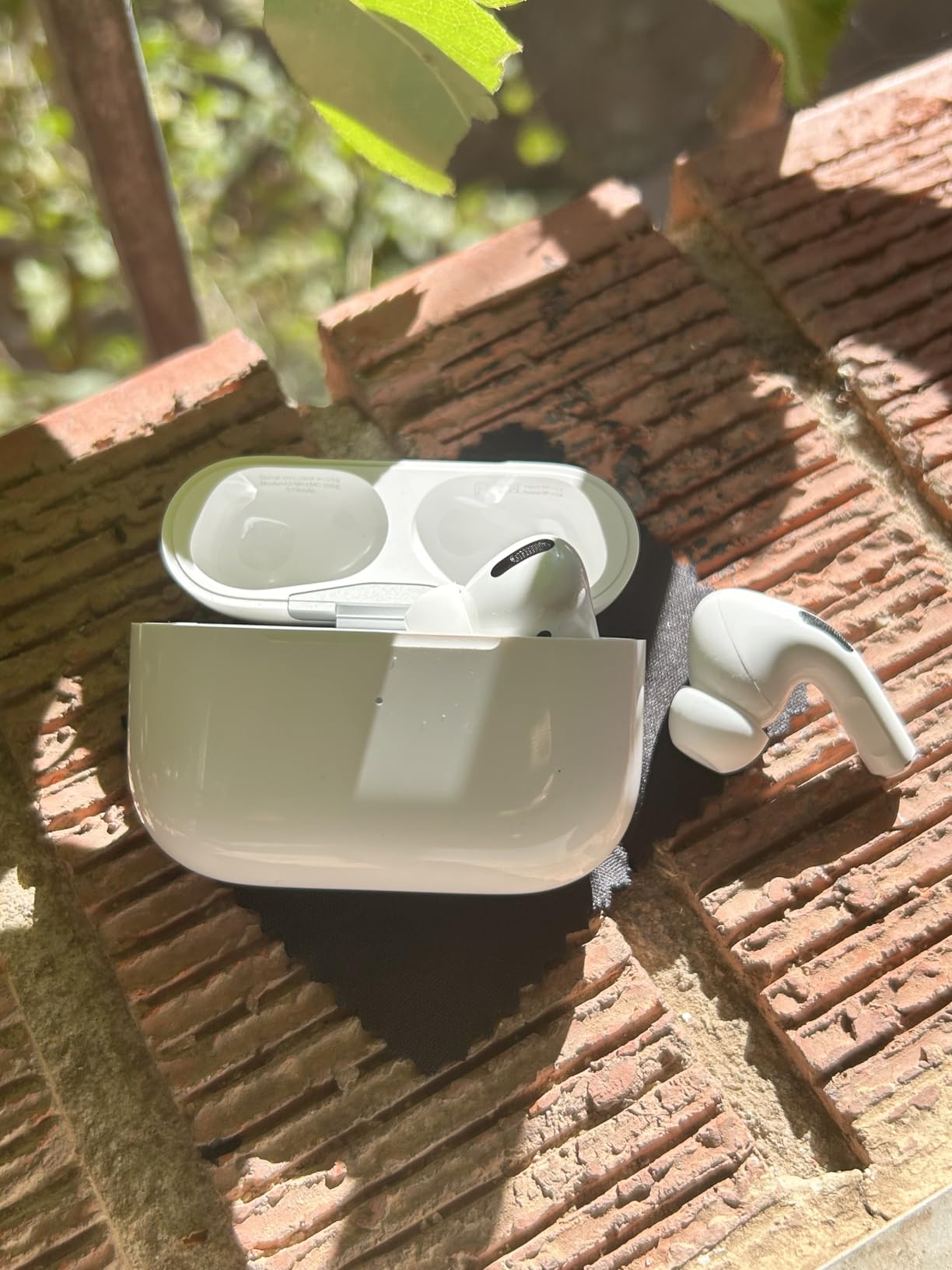 Apple AirPods Pro - 1st Gen (Renewed) - Customer Photo 2