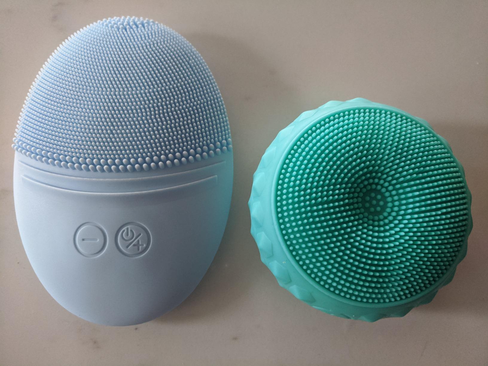 EZBASICS Facial Cleansing Brush Made with Ultra Hygienic Soft Silicone, Waterproof Sonic Vibrating Face Brush for Deep Cleansing, Gentle Massaging, Inductive Charging (Violet) Customer Review EZBASICS Facial Cleansing Brush Made with Ultra Hygienic Soft Silicone, Waterproof Sonic Vibrating Face Brush for Deep Cleansing, Gentle Massaging, Inductive Charging (Violet) - Customer Photo 3