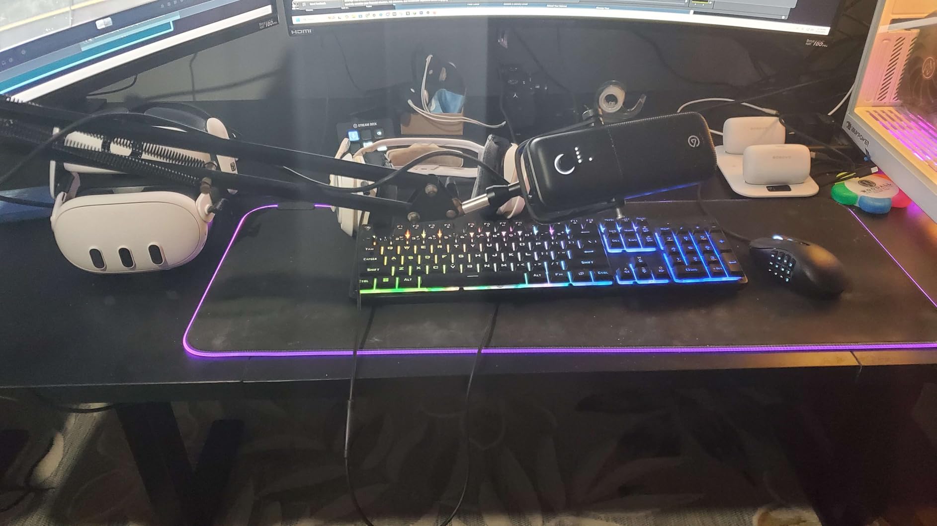 Elgato Wave:3 - Premium Studio Quality USB Condenser Microphone for Streaming, Podcast, Gaming and Home Office, Free Mixer Software, Sound Effect Plugins, Anti-Distortion, Plug 'n Play, for Mac, PC - Customer Photo 1