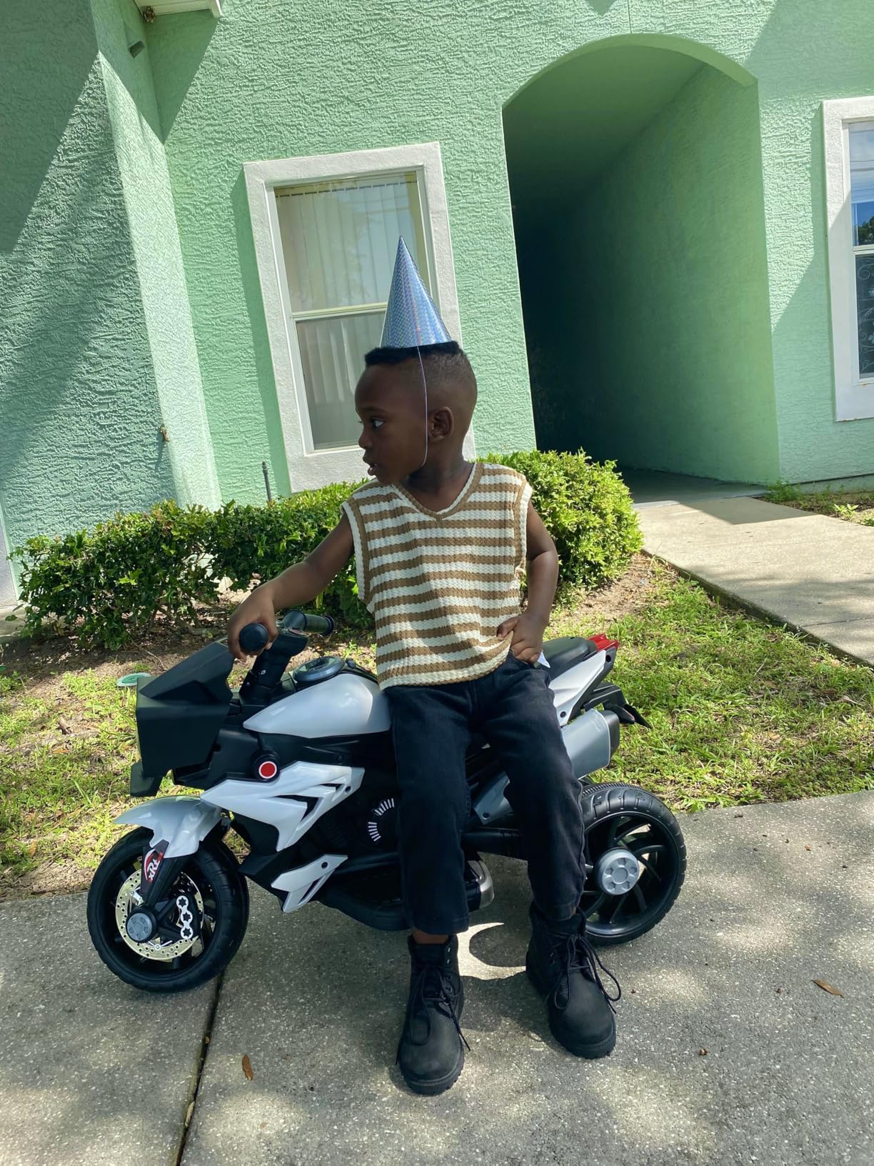 Aosom 6V Kids Motorcycle Toddler Ride-on Toy, High-Traction Battery-Operated Mini Electric Motorbike with Forward/Reverse Switch, Music, Headlights, Horn, Red - Customer Photo 1