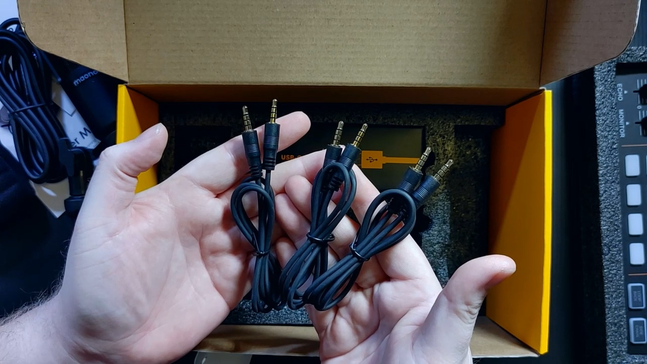 MAONO MaonoCaster Lite AU-AM200-S1 All-in-One Podcast Equipment Set with 3.5mm Microphone for Live Streaming, Podcast Recording, PC, Smartphone Customer Review MAONO MaonoCaster Lite AU-AM200-S1 All-in-One Podcast Equipment Set with 3.5mm Microphone for Live Streaming, Podcast Recording, PC, Smartphone - Customer Photo 1