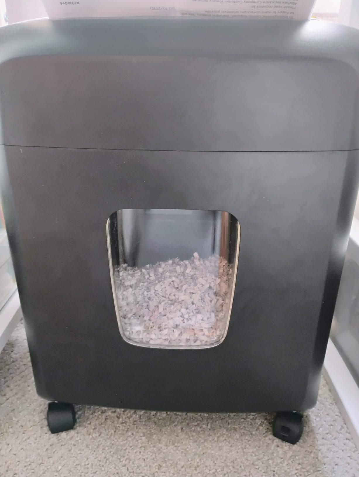 Amazon Basics 12 Sheet (new model) Micro Cut Paper and Credit Card CD Shredder With 6 Gallon Bin, Black - Customer Photo 1