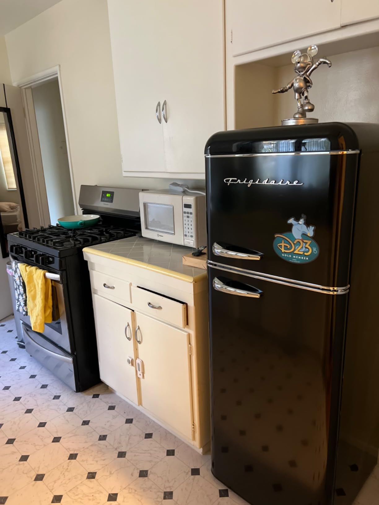 Frigidaire EFR756, 2 Door Apartment Size RETRO Refrigerator with Top Freezer, Chrome Handles, 7.5 cu ft - Customer Photo 2