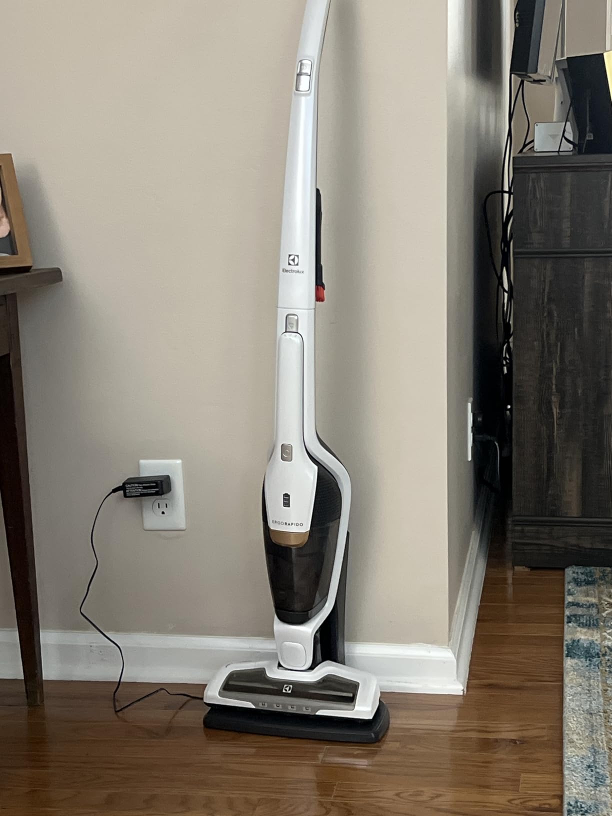 Electrolux Ergorapido Pet Cordless 2-in-1 Vacuum Cleaner with Motorized Pet Nozzle for Easy Pet Hair Removal, 48-Minute Run Time, 2 Power Modes, Chili Red - Customer Photo 1