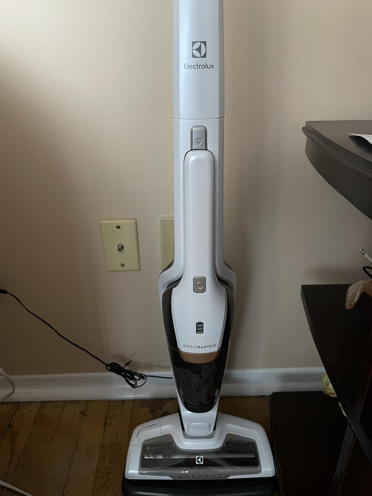 Electrolux Ergorapido Pet Cordless 2-in-1 Vacuum Cleaner with Motorized Pet Nozzle for Easy Pet Hair Removal, 48-Minute Run Time, 2 Power Modes, Chili Red - Customer Photo 2