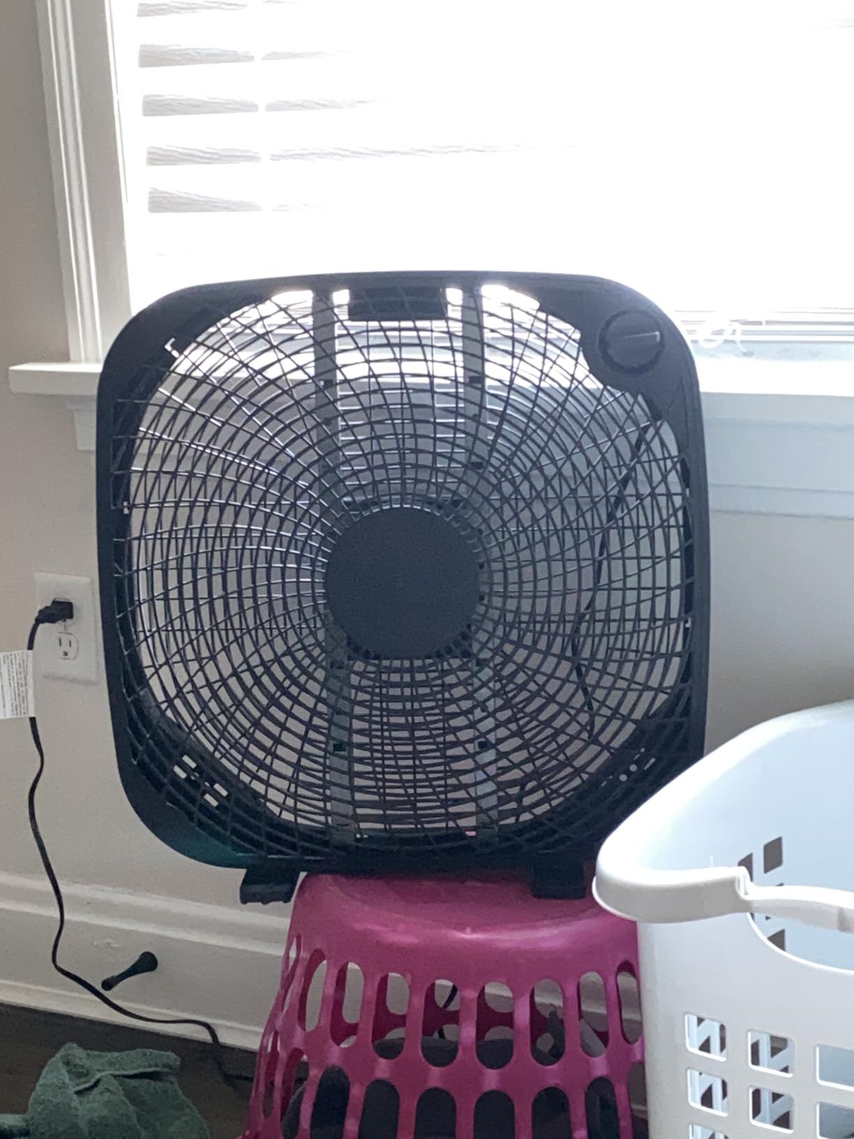 Amazon Basics 3 Speed Box Fan, Indoor Electric Fan for Home Cooling, 5 Blades, Lightweight Design, 67 Watts, 20-Inch, Black - Customer Photo 2