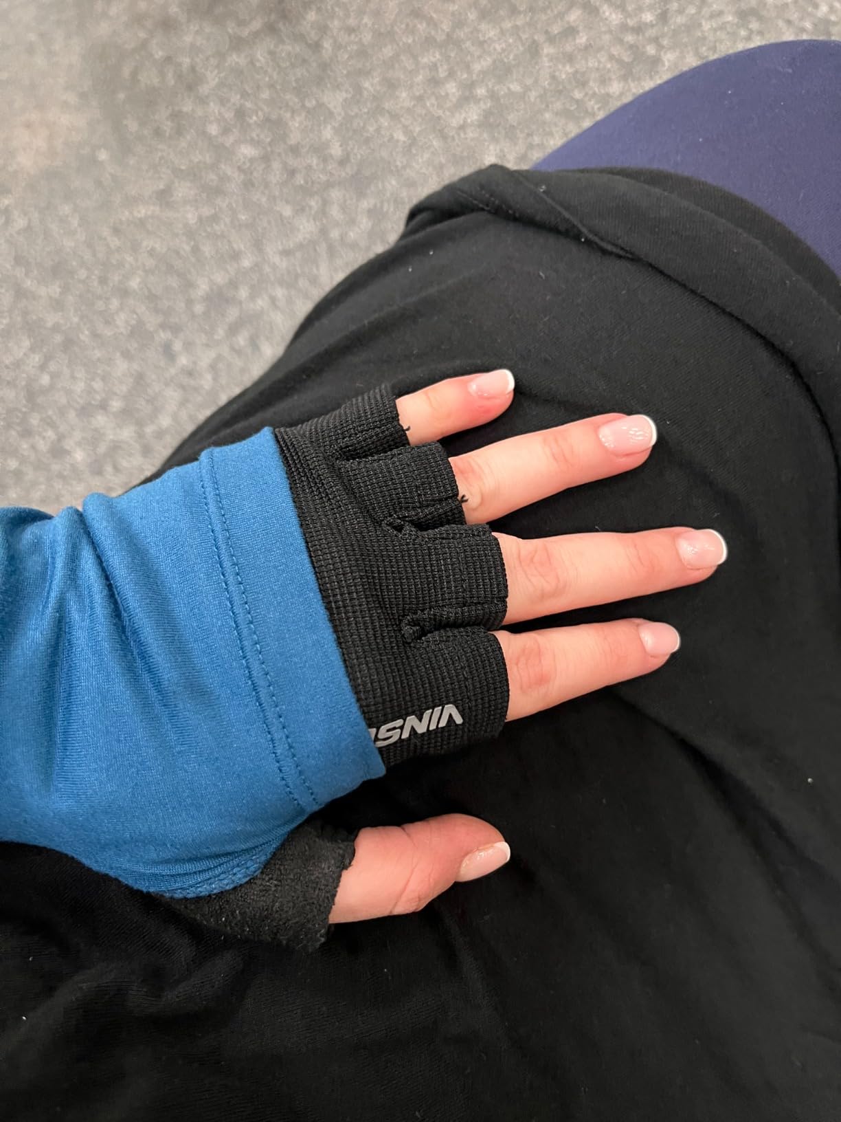 VINSGUIR Weight Lifting Gloves with Wrist Support for Men and Women - Gym, Training, Cycling, Pull-ups, Rowing, Climbing Customer Review VINSGUIR Weight Lifting Gloves with Wrist Support for Men and Women - Gym, Training, Cycling, Pull-ups, Rowing, Climbing - Customer Photo 1