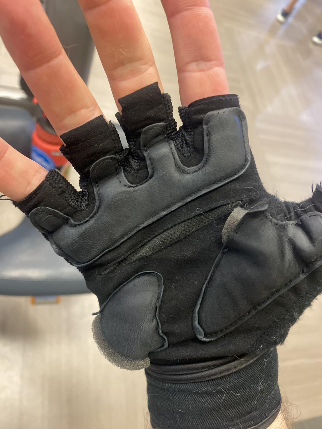 VINSGUIR Weight Lifting Gloves with Wrist Support for Men and Women - Gym, Training, Cycling, Pull-ups, Rowing, Climbing Customer Review VINSGUIR Weight Lifting Gloves with Wrist Support for Men and Women - Gym, Training, Cycling, Pull-ups, Rowing, Climbing - Customer Photo 3