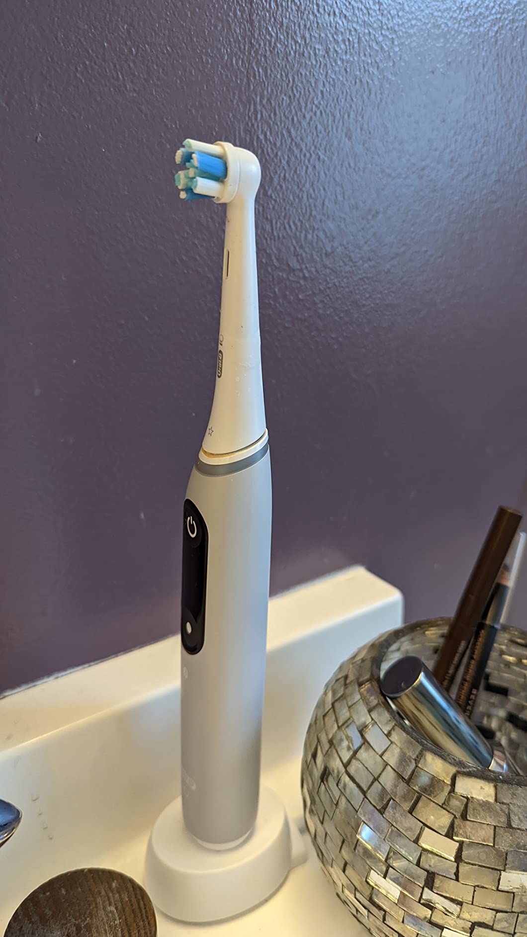 Oral-B iO Series 6 Rechargeable Electric Toothbrush with Visible Pressure Sensor to Protect Gums, 2 Minute Timer, 5 Cleaning Settings, 1 Replacement Toothbrush Head, and Travel Case, Black - Customer Photo 2