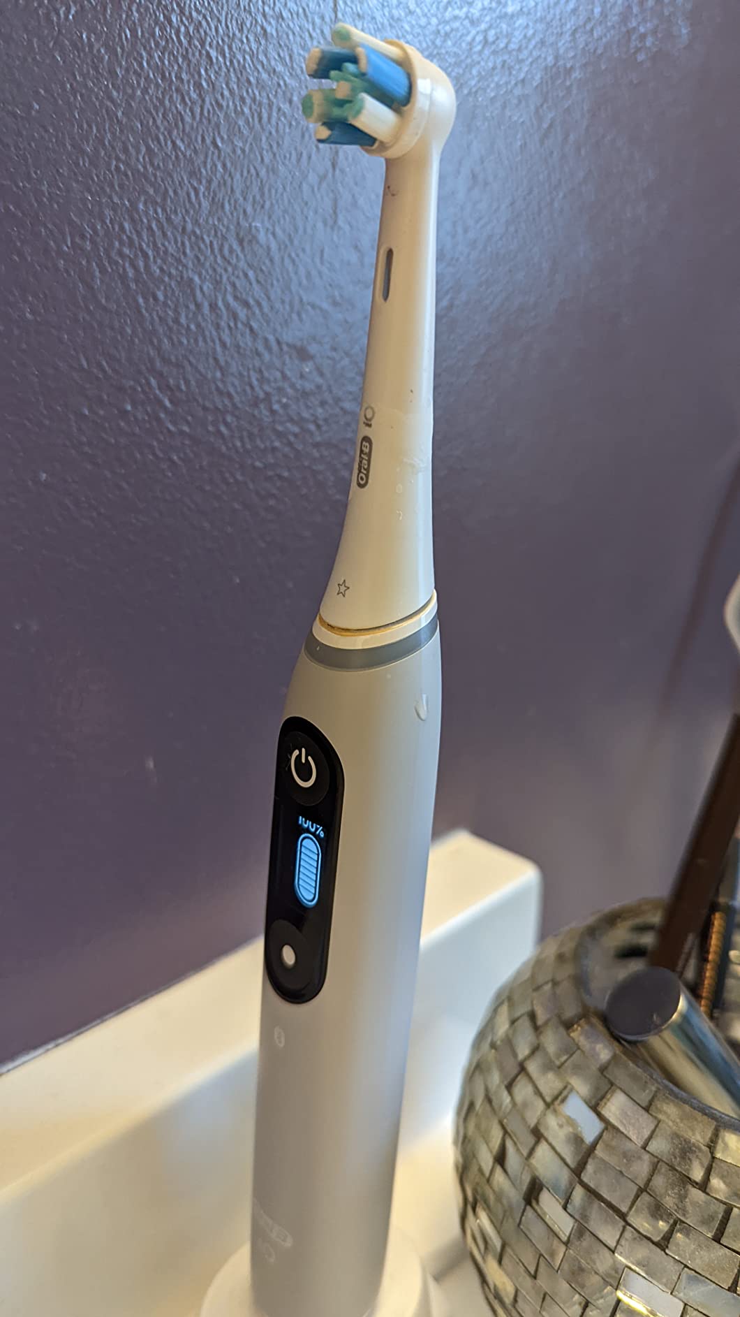 Oral-B iO Series 6 Rechargeable Electric Toothbrush with Visible Pressure Sensor, Black Customer Review Oral-B iO Series 6 Rechargeable Electric Toothbrush with Visible Pressure Sensor, Black - Customer Photo 2