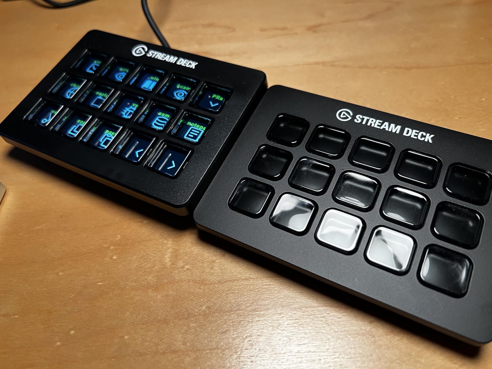 Elgato Stream Deck MK.2 – Studio Controller, 15 macro keys, trigger actions in apps and software like OBS, Twitch, ​YouTube and more, works with Mac and PC - Customer Photo 1
