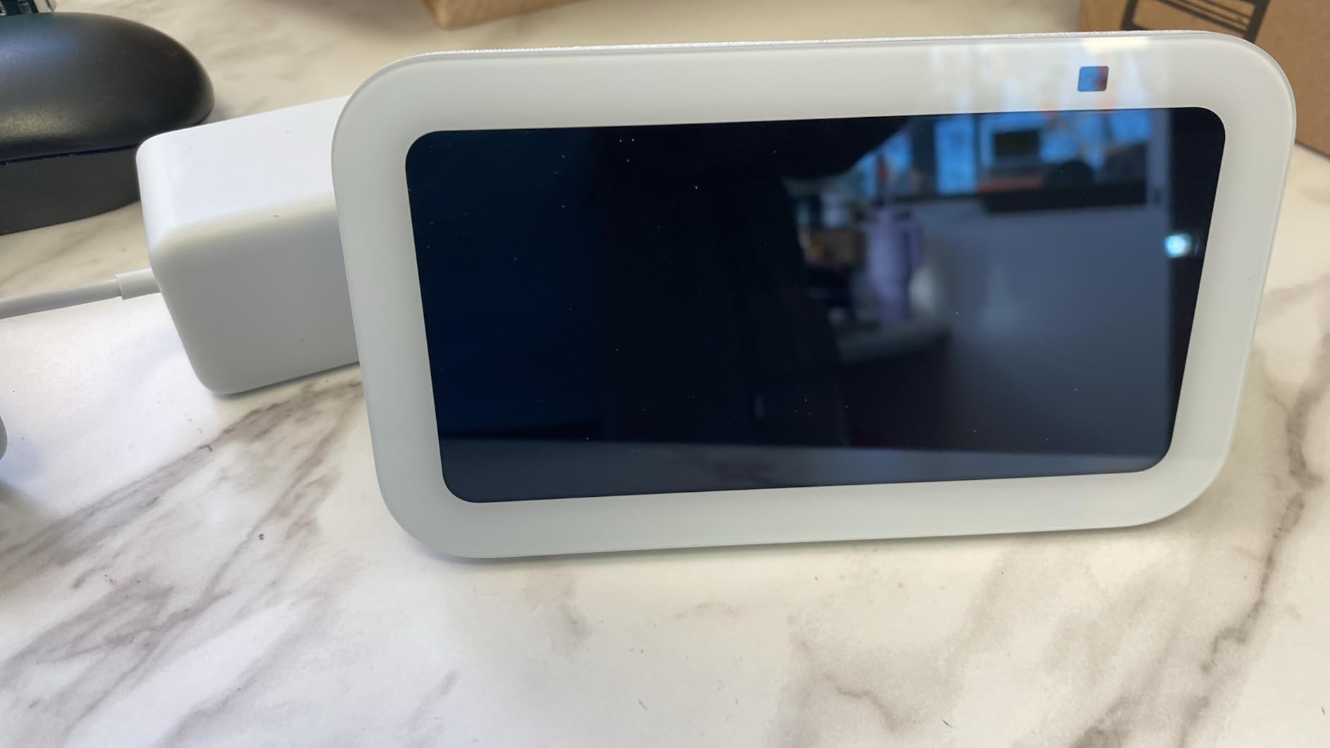 Amazon Echo Show 5 (newest model), Smart display with Alexa+ Early Access, 2x the bass and clearer sound, Charcoal - Customer Photo 3
