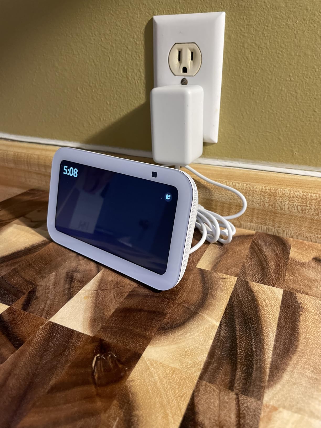 Amazon Echo Show 5 (newest model), Smart display with Alexa+ Early Access, 2x the bass and clearer sound, Charcoal - Customer Photo 5