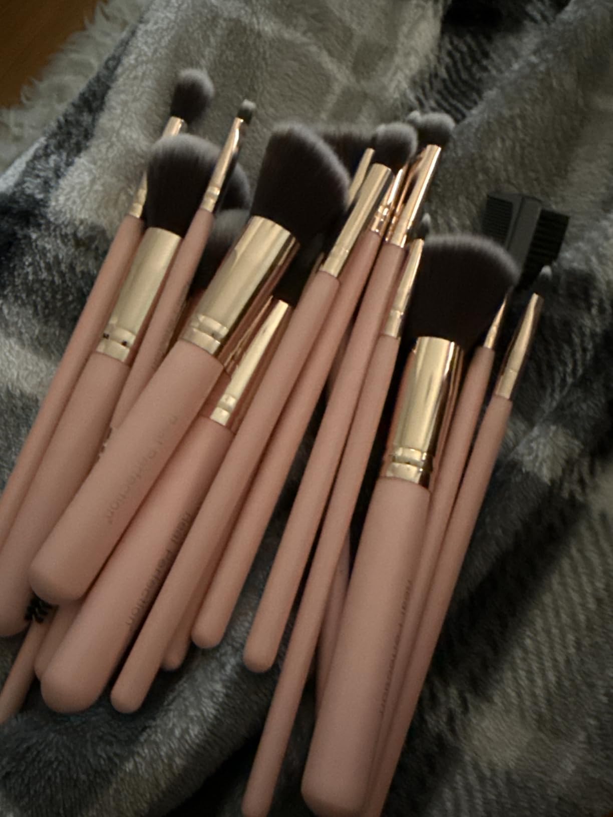 Real Perfection Makeup Brush Set 16 Pcs with 1 Eyebrow Razor Premium Synthetic Foundation Powder Concealers Eyeshadow Blush Makeup Brushes Make up Brushes Kit (Pink) Customer Review Real Perfection Makeup Brush Set 16 Pcs with 1 Eyebrow Razor Premium Synthetic Foundation Powder Concealers Eyeshadow Blush Makeup Brushes Make up Brushes Kit (Pink) - Customer Photo 1