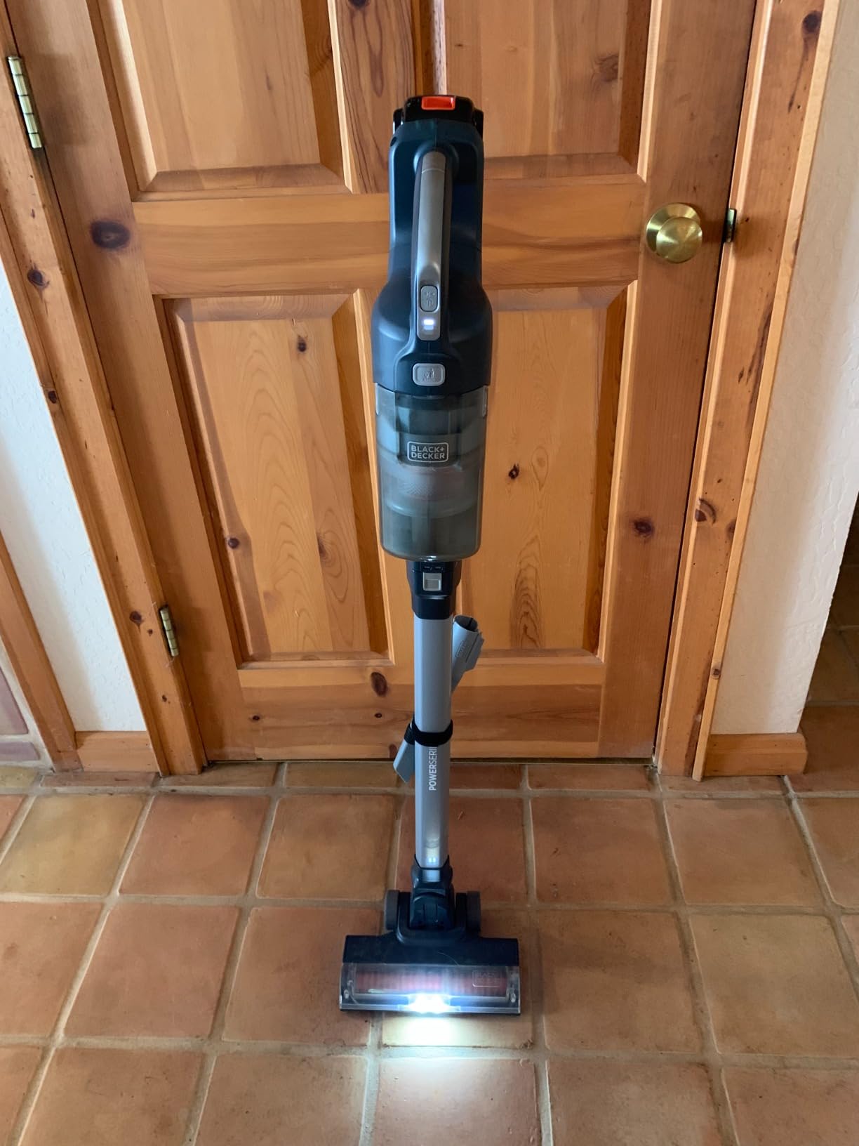 BLACK+DECKER POWERSERIES 20V MAX Cordless Stick Vacuum Cleaner, Household Vacuum Cleaners for Hardwood Floors and Carpet, LED Lights, Detachable, Anti-Tangle, Lightweight, Bagless (BHFEA18D1) - Customer Photo 3