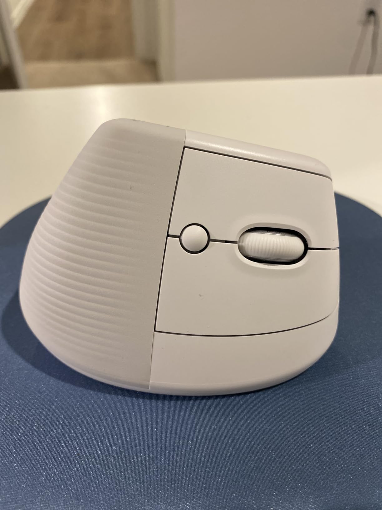 Logitech Lift Vertical Ergonomic Mouse, Wireless Bluetooth or USB Receiver, Quiet Clicks, 4 Buttons, Right Hand Wireless Mouse, Windows/macOS/iPadOS, Laptop, PC - Graphite - Customer Photo 2