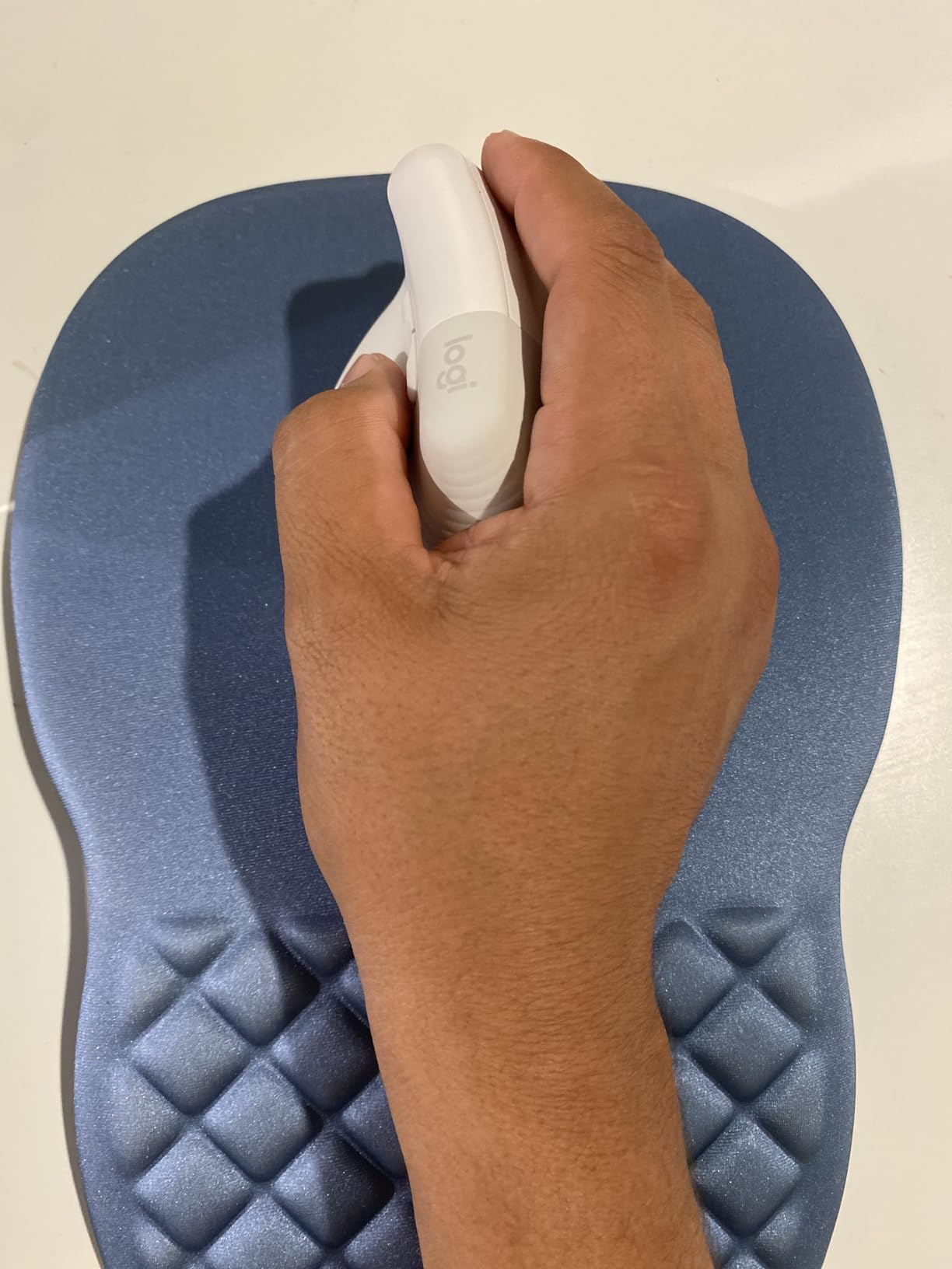 Logitech Lift Vertical Ergonomic Mouse, Wireless Bluetooth or USB Receiver, Quiet Clicks, 4 Buttons, Right Hand Wireless Mouse, Windows/macOS/iPadOS, Laptop, PC - Graphite - Customer Photo 4