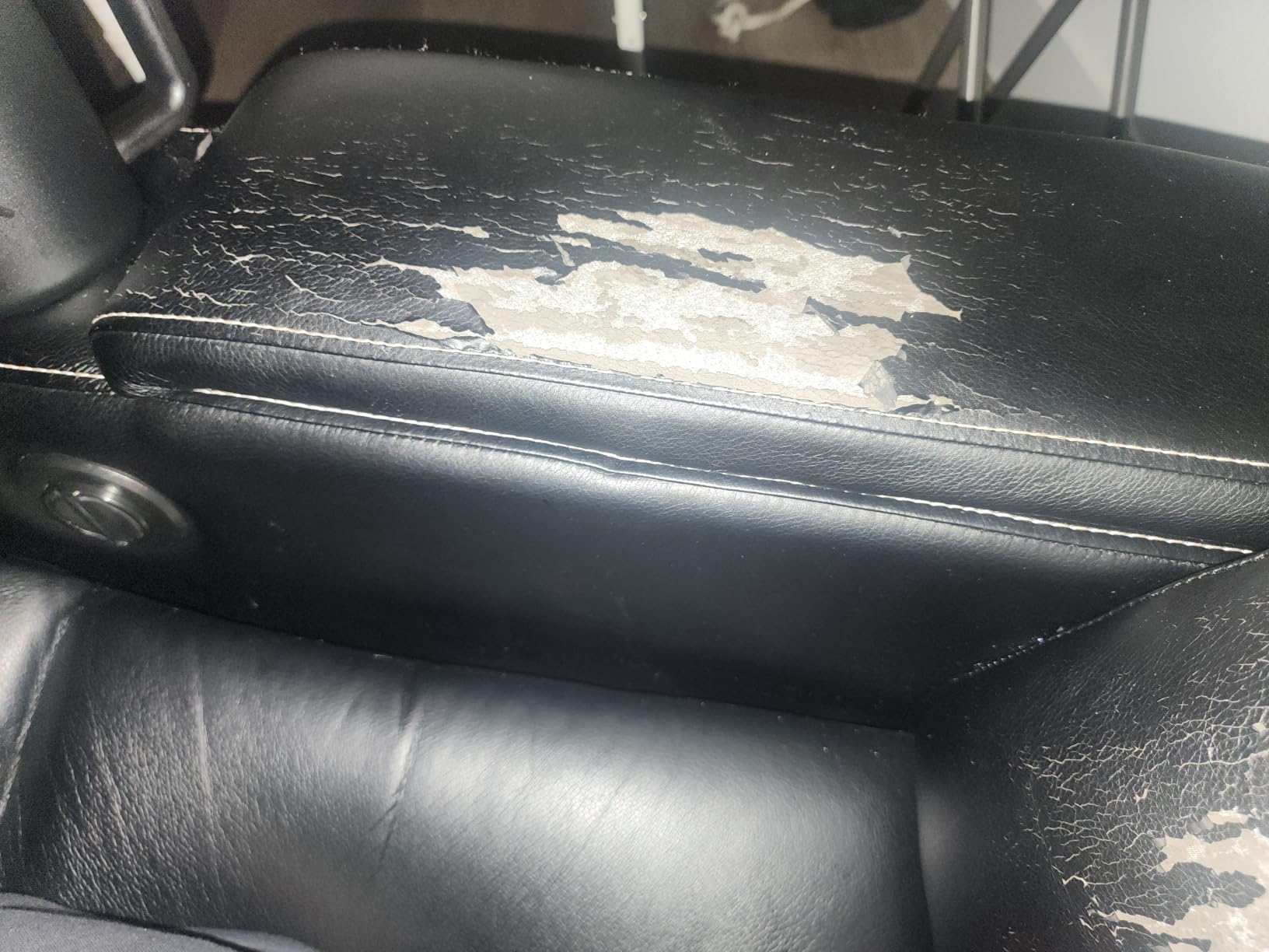 CANMOV Electric Power Recliner Chair with USB Ports and Cup Holders, Breathable Leather Home Theater Seating with Hidden Arm Storage (Black) - Customer Photo 5