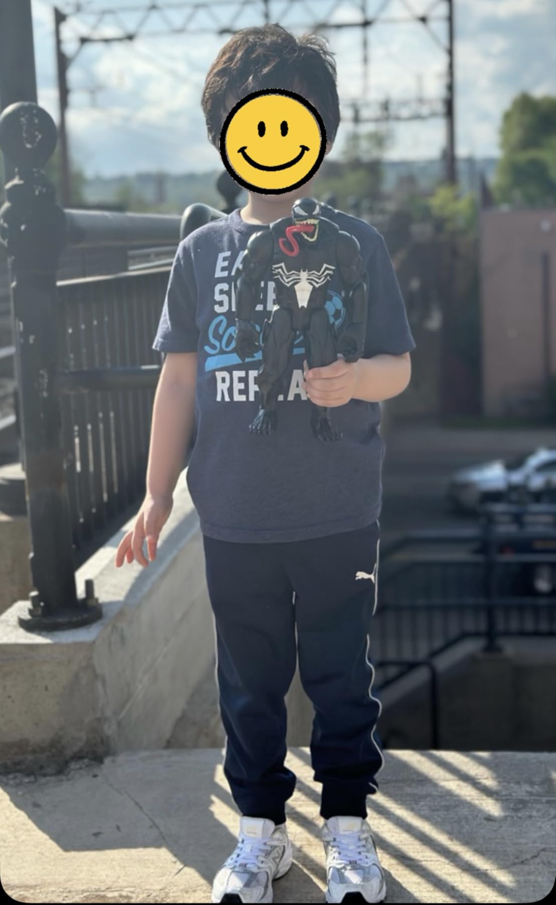 Marvel Titan Hero Series Deluxe Venom Toy 12-Inch-Scale Collectible Action Figure, Kids Ages 4 and Up - Customer Photo 2