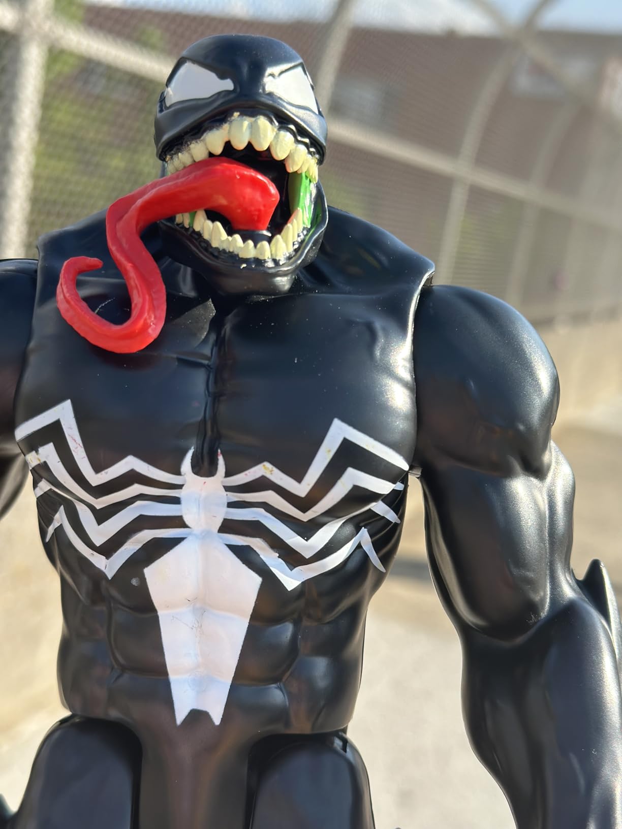 Marvel Titan Hero Series Deluxe Venom Toy 12-Inch-Scale Collectible Action Figure, Kids Ages 4 and Up - Customer Photo 4