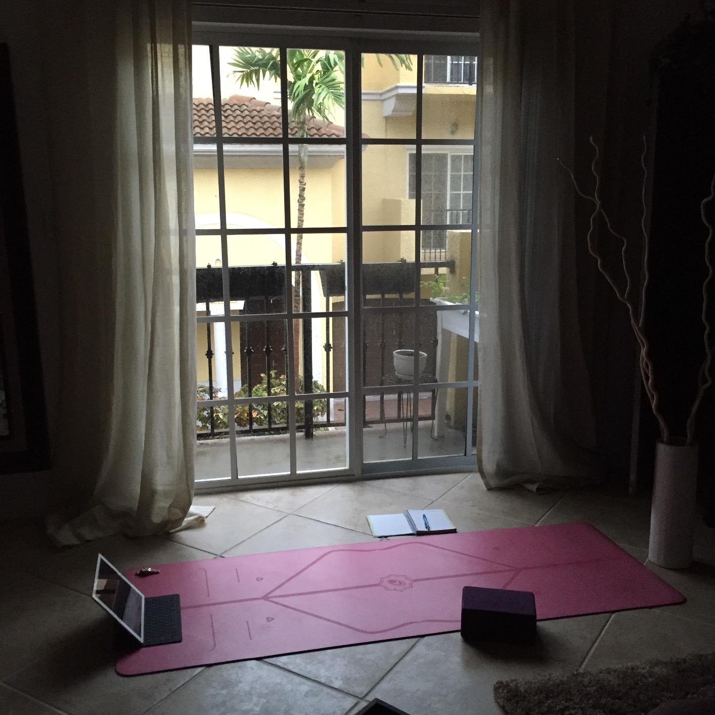 Liforme Original Yoga Mat – Free Yoga Bag Included - Patented Alignment System, Warrior-like Grip, Non-slip, Eco-friendly, sweat-resistant, long, wide, 4.2mm thick mat for comfort - Customer Photo 1