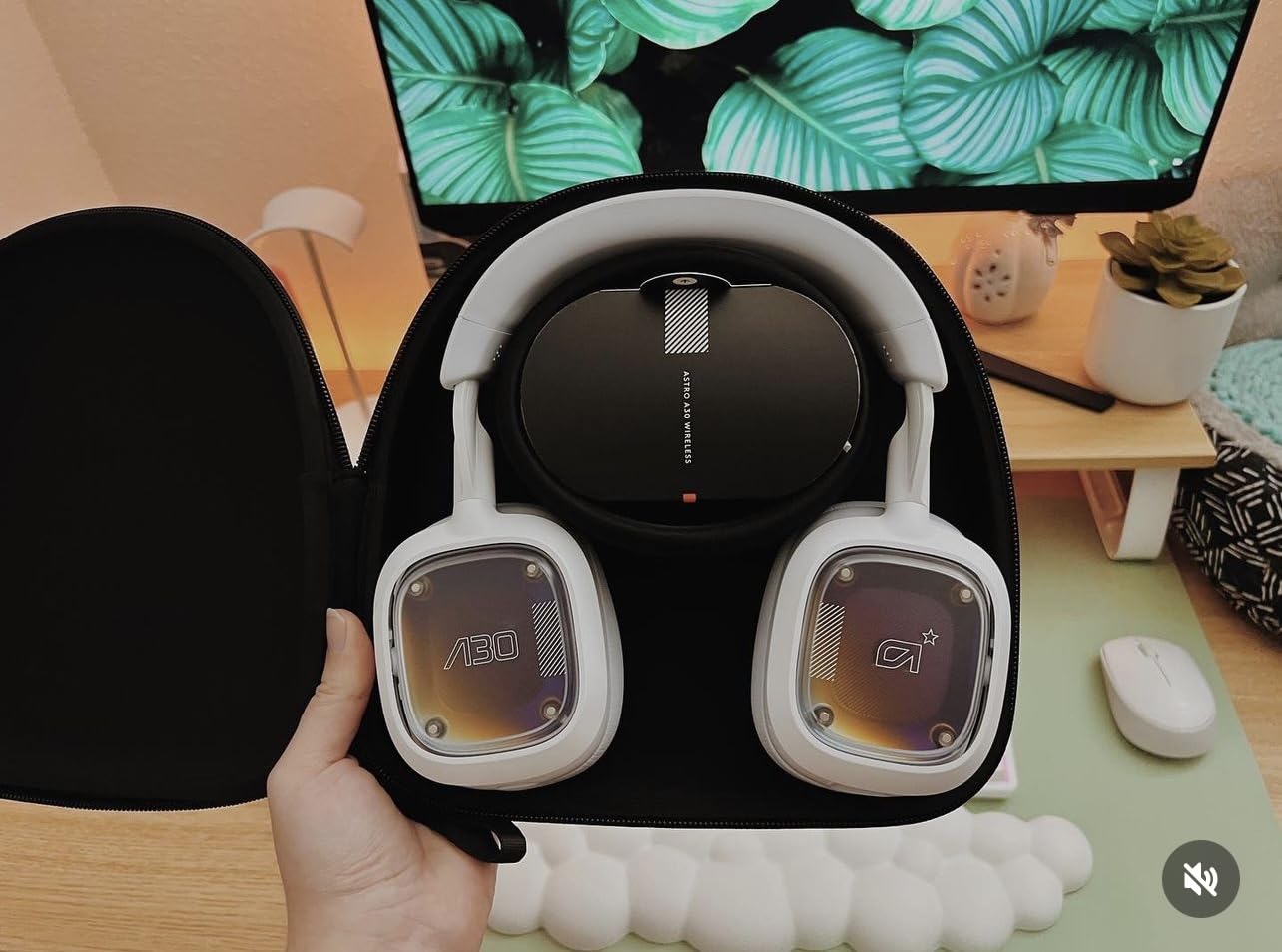 Logitech G Astro A30 LIGHTSPEED Wireless Gaming Headset - Bluetooth, Dolby Atmos/3D Audio compatible, Detachable Boom, 27hr battery, for Xbox, Nintendo Switch, PC, Android - Customer Photo 5