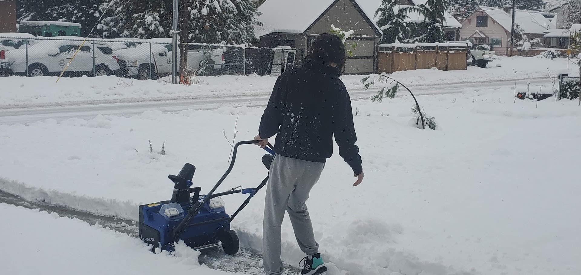 Snow Joe Cordless Snow Blower with Electric Engine Type, Blue - Heavy Duty Equipment and Accessories for Yard, Lawn, Patio, Garden, and Outdoor Spaces, IONMAX 24V-X2-SB22 Customer Review Snow Joe Cordless Snow Blower with Electric Engine Type, Blue - Heavy Duty Equipment and Accessories for Yard, Lawn, Patio, Garden, and Outdoor Spaces, IONMAX 24V-X2-SB22 - Customer Photo 1