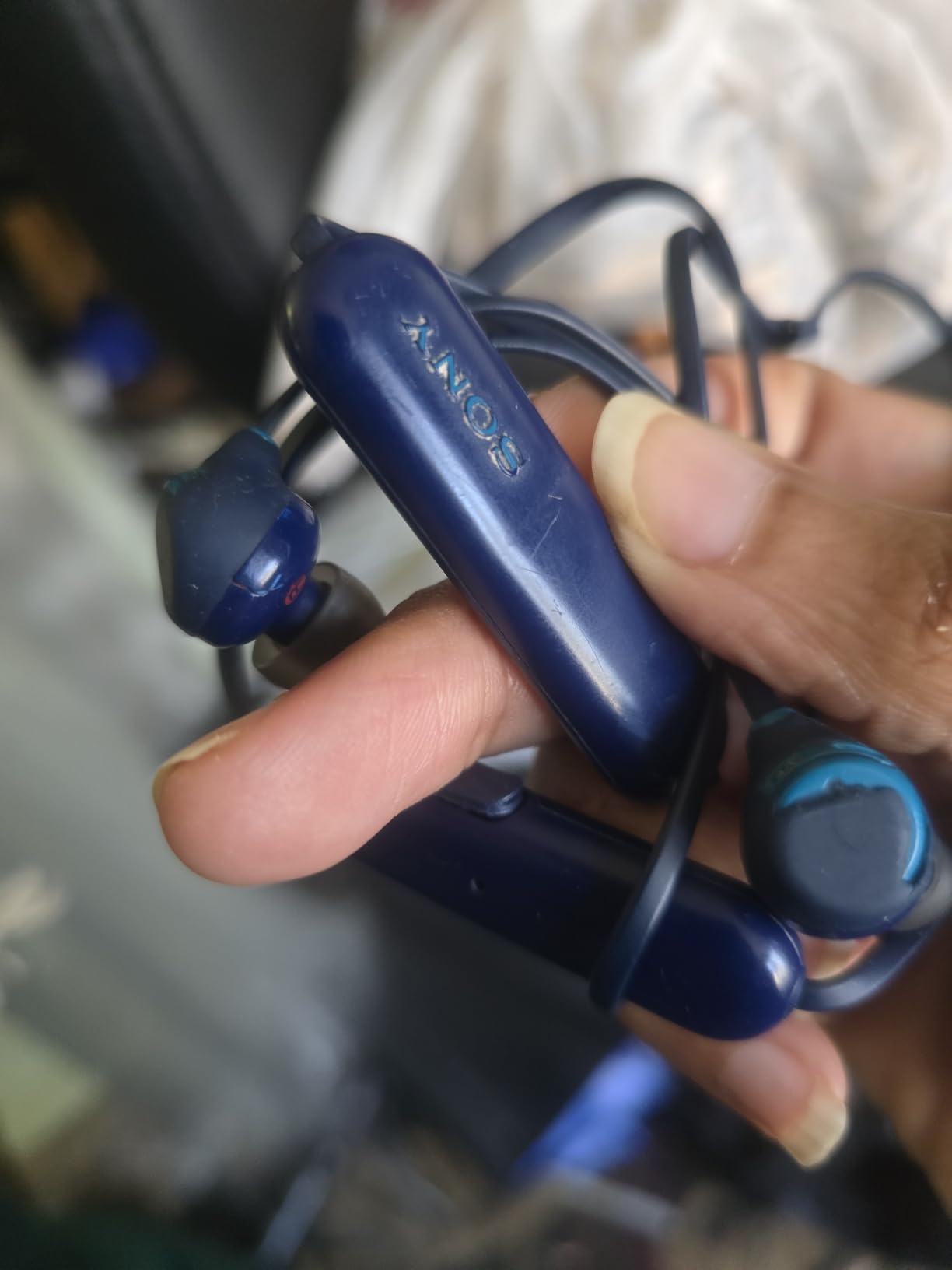 Sony WI-C100 Wireless in-Ear Bluetooth Headphones with Built-in Microphone, Black - Customer Photo 2