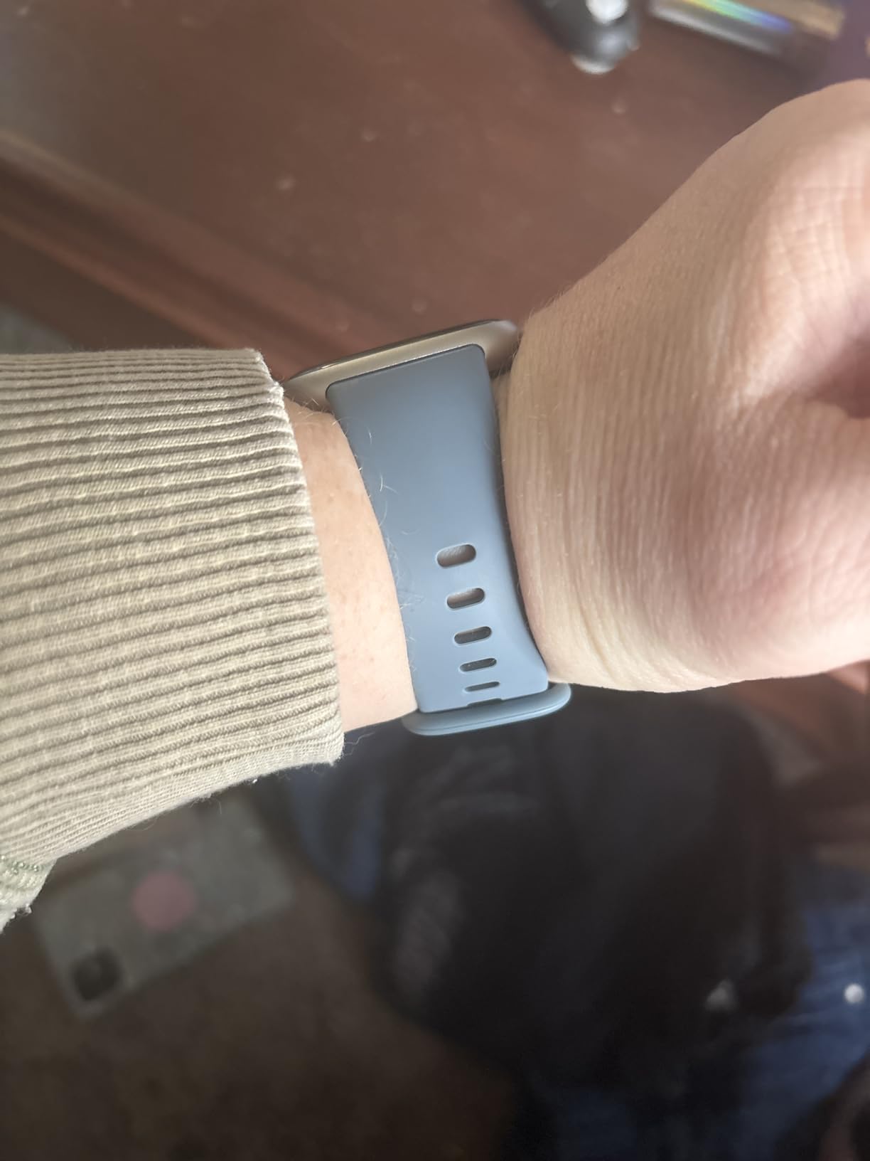 Fitbit Versa 4 Fitness Smartwatch with Daily Readiness, GPS, 24/7 Heart Rate, 40+ Exercise Modes, Sleep Tracking and more, Pink Sand/Copper Rose, One Size (S & L Bands Included) - Customer Photo 4