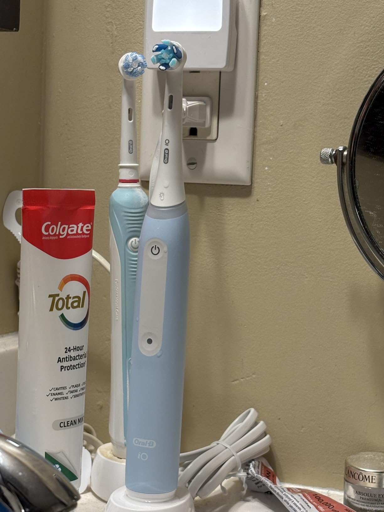 Oral-B iO Deep Clean Rechargeable Electric Powered Toothbrush, Black with iO Series 3 Limited, 2 Brush Heads and Travel Case - Pressure Sensor to Protect Gums - 3 Cleaning Settings - 2 Minute Timer Customer Review Oral-B iO Deep Clean Rechargeable Electric Powered Toothbrush, Black with iO Series 3 Limited, 2 Brush Heads and Travel Case - Pressure Sensor to Protect Gums - 3 Cleaning Settings - 2 Minute Timer - Customer Photo 1