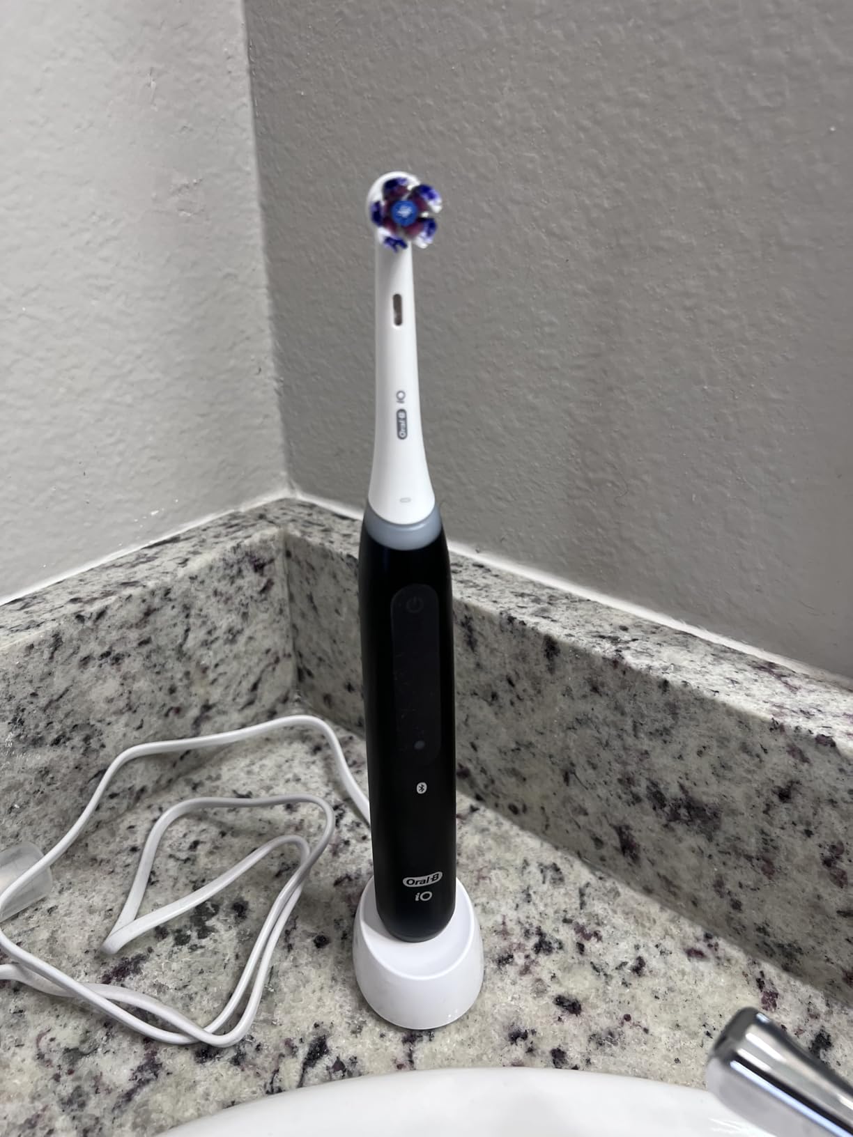 Oral-B iO Deep Clean + Whiten Rechargeable Electric Toothbrush with Visible Pressure Sensor, 2 Minute Timer, 5 Cleaning Settings, 1 iO5 Limited, 3 Toothbrush Heads, Travel Case & Refill Holder, Black - Customer Photo 2