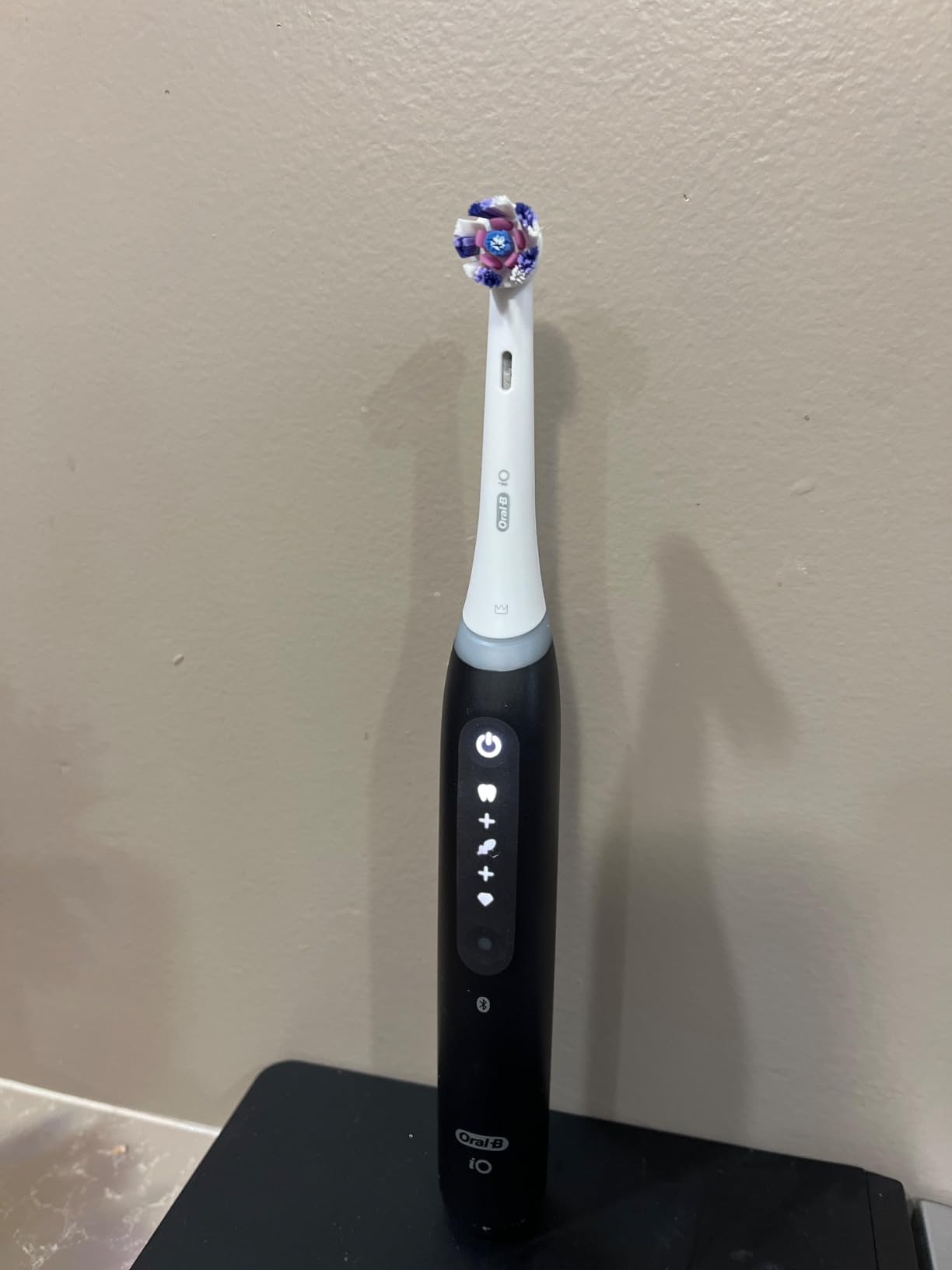 Oral-B iO Deep Clean + Whiten Rechargeable Electric Toothbrush with Visible Pressure Sensor, 2 Minute Timer, 5 Cleaning Settings, 1 iO5 Limited, 3 Toothbrush Heads, Travel Case & Refill Holder, Black - Customer Photo 3