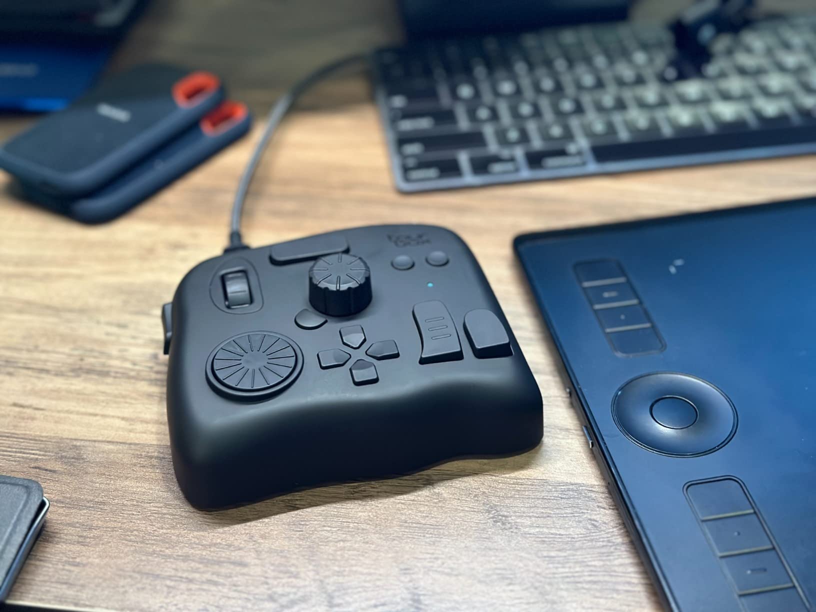 TourBox Elite - Bluetooth Video Editing Controller Color Grading Speed Editor, Intuitive Control, Professional Digital Creator Console for Davinci, Premiere, Final Cut Pro and More, Mac/PC (White) - Customer Photo 2