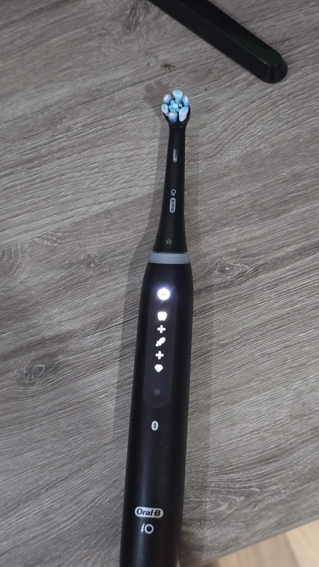 Oral-B iO Series 5 Rechargeable Electric Toothbrush with Visible Pressure Sensor to Protect Gums, 2 Minute Timer, 5 Cleaning Settings, 1 Replacement Toothbrush Heads, and Travel Case, Black - Customer Photo 1