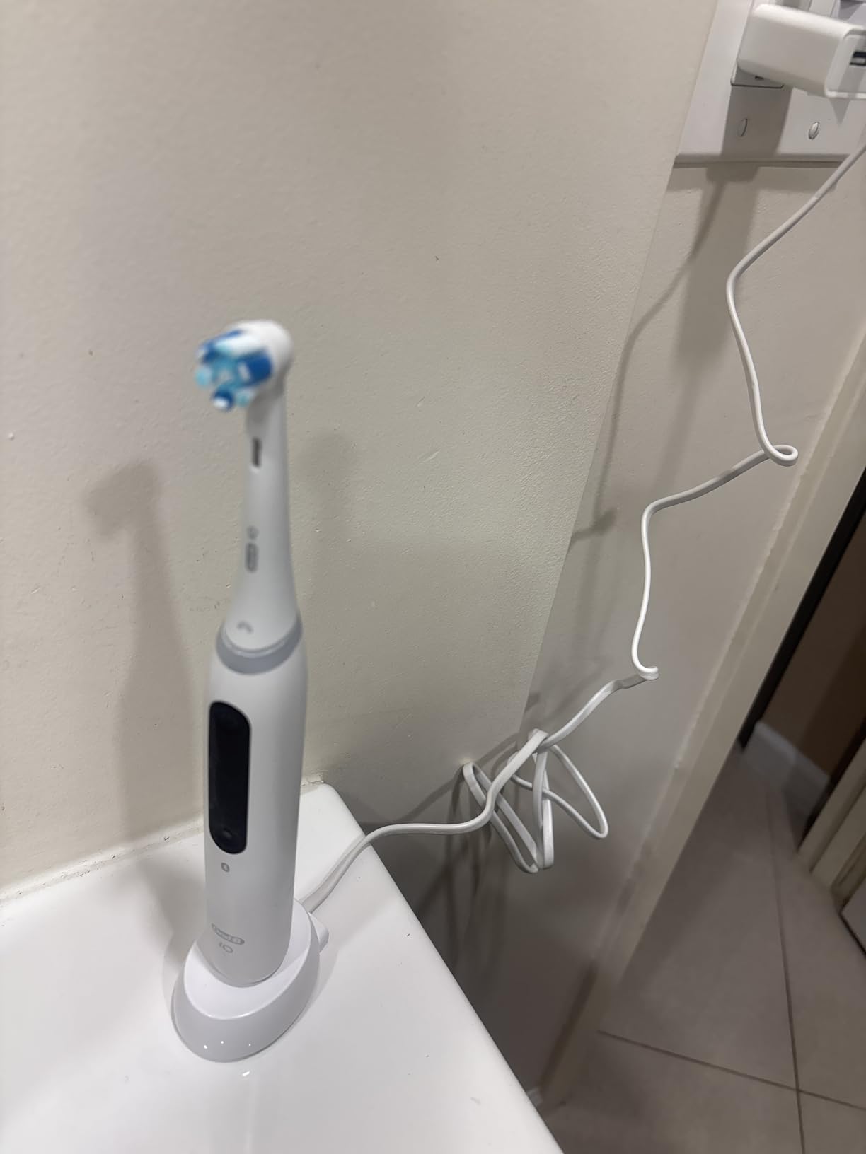 Oral-B iO Series 5 Rechargeable Electric Toothbrush with Visible Pressure Sensor to Protect Gums, 2 Minute Timer, 5 Cleaning Settings, 1 Replacement Toothbrush Heads, and Travel Case, White - Customer Photo 1