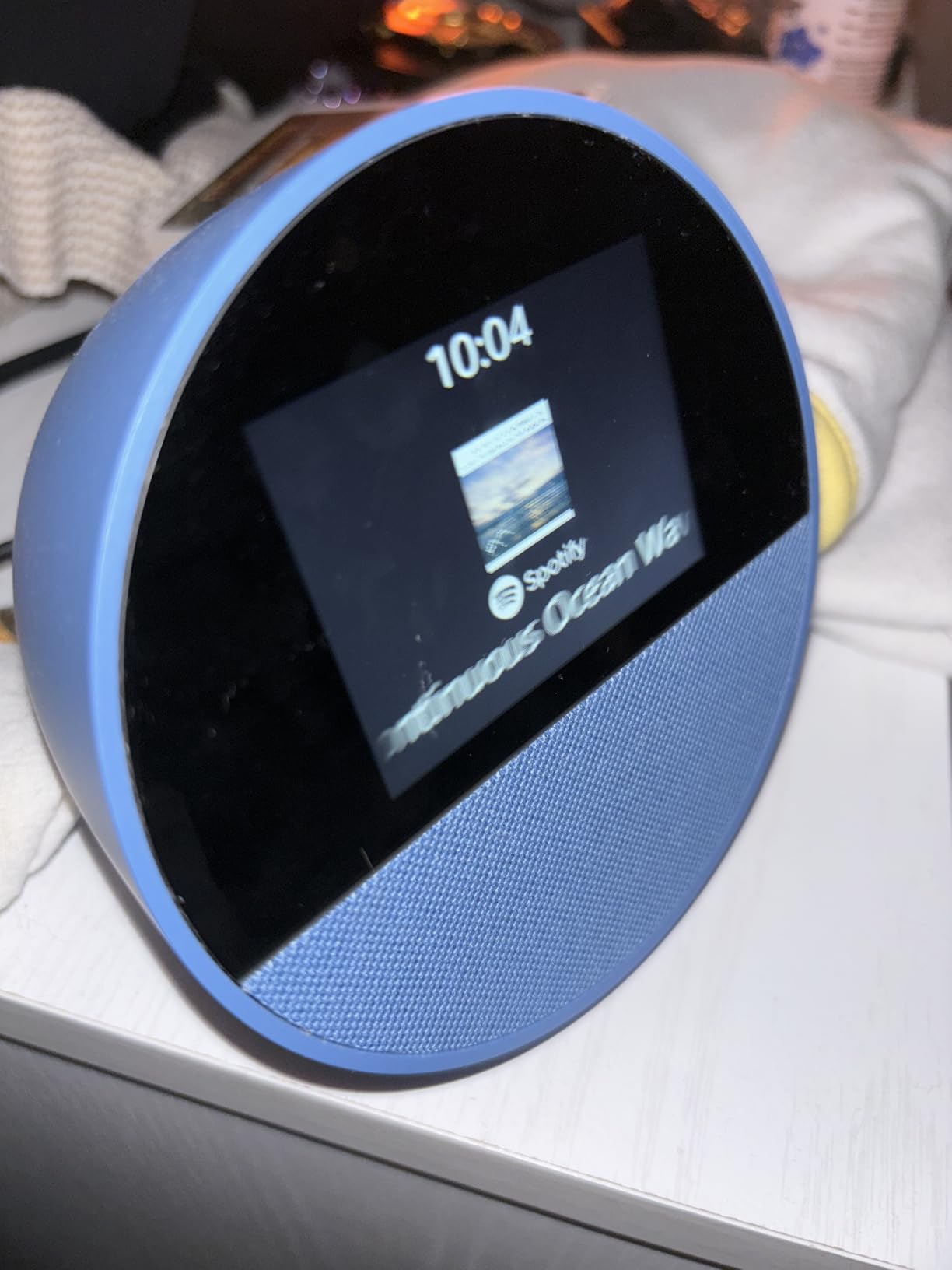 Amazon Echo Spot, Great for nightstands, offices and kitchens, Smart alarm clock with Alexa, Black - Customer Photo 2