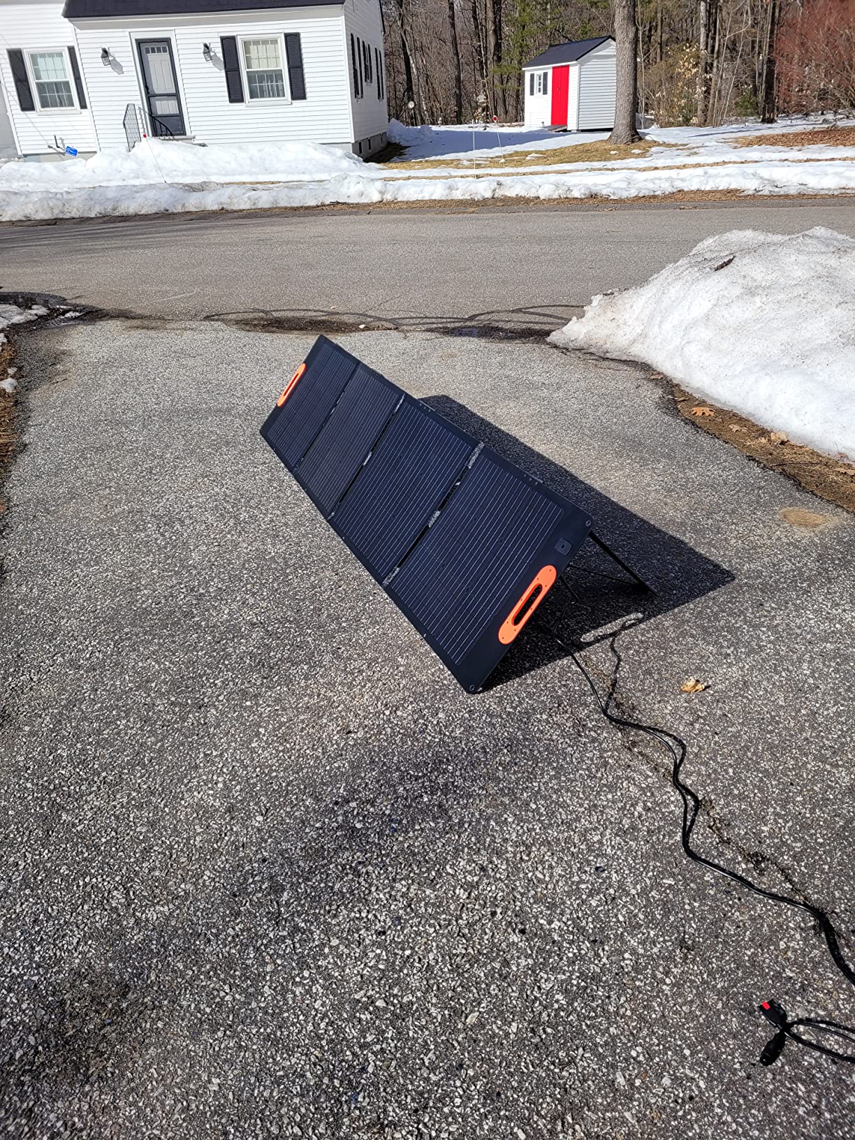 ALLWEI 200W Portable Solar Panel for 1200W 2400W Power Station Solar Generator, Folded 3-in-1 Outputs 18V Solar Charger with Adjustable Kickstand for RV Camping Home - Customer Photo 1