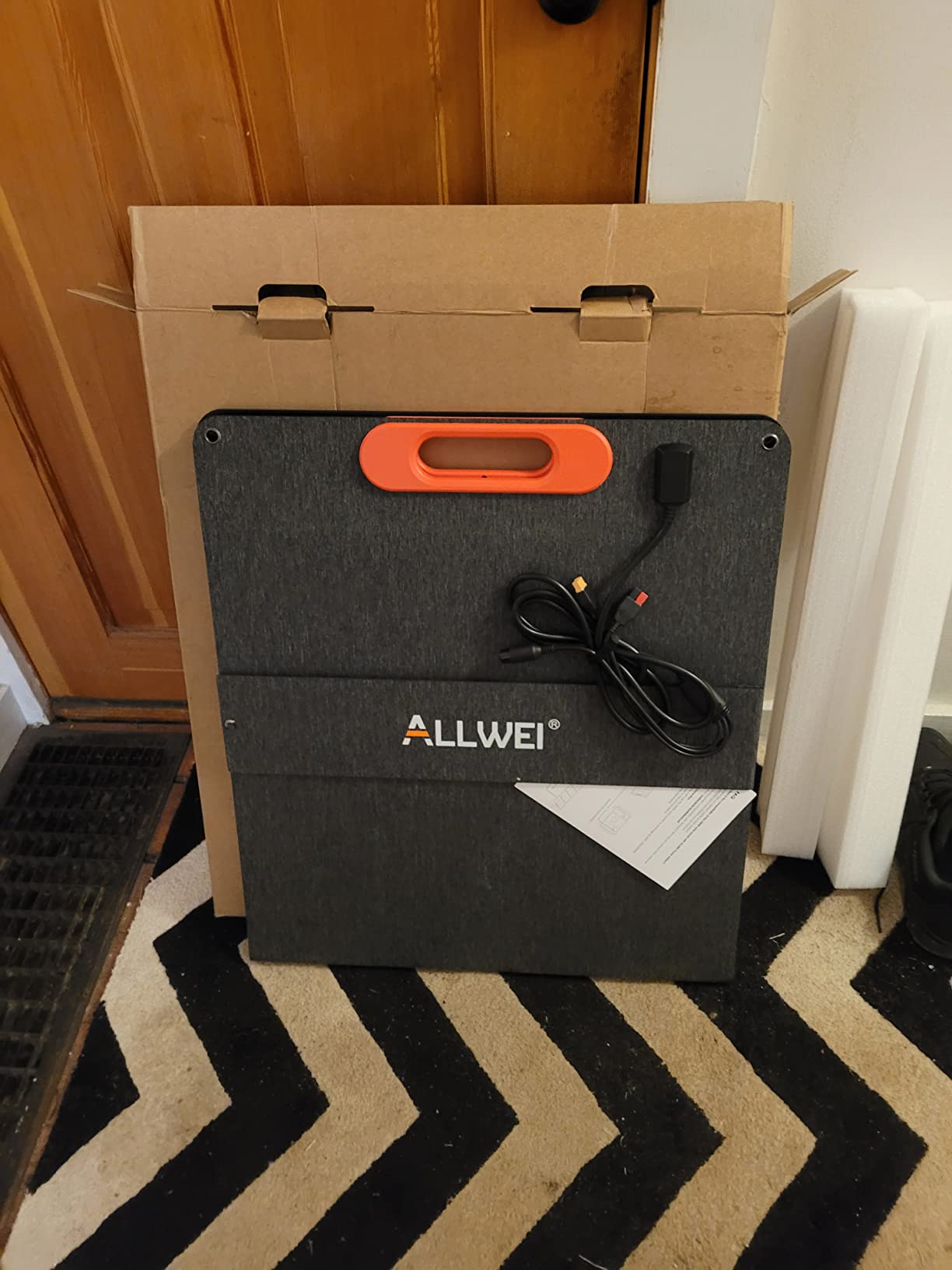 ALLWEI 200W Portable Solar Panel for 1200W 2400W Power Station Solar Generator, Folded 3-in-1 Outputs 18V Solar Charger with Adjustable Kickstand for RV Camping Home - Customer Photo 3