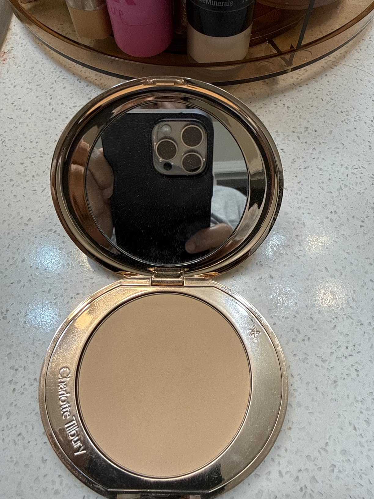 Charlotte Tilbury Airbrush Flawless Finish Setting Powder - Pore-Blurring Pressed Powder for Face Makeup to Minimize Shine with a Soft-Focus Finish - Customer Photo 2